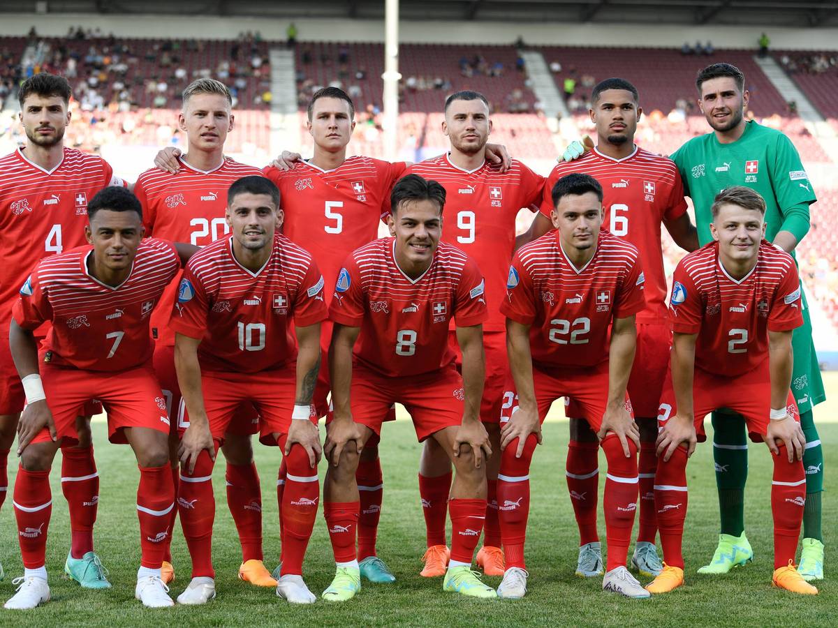 Leonidas Stergiou (Nr. 4), Fabian Rieder (Nr. 22), Ardon Jashari (Nr. 8) auf dem Teamfoto der Schweizer U21-Nationalmannschaft vor dem Europameisterschaftsspiel gegen Norwegen am 22. Juni 2023.