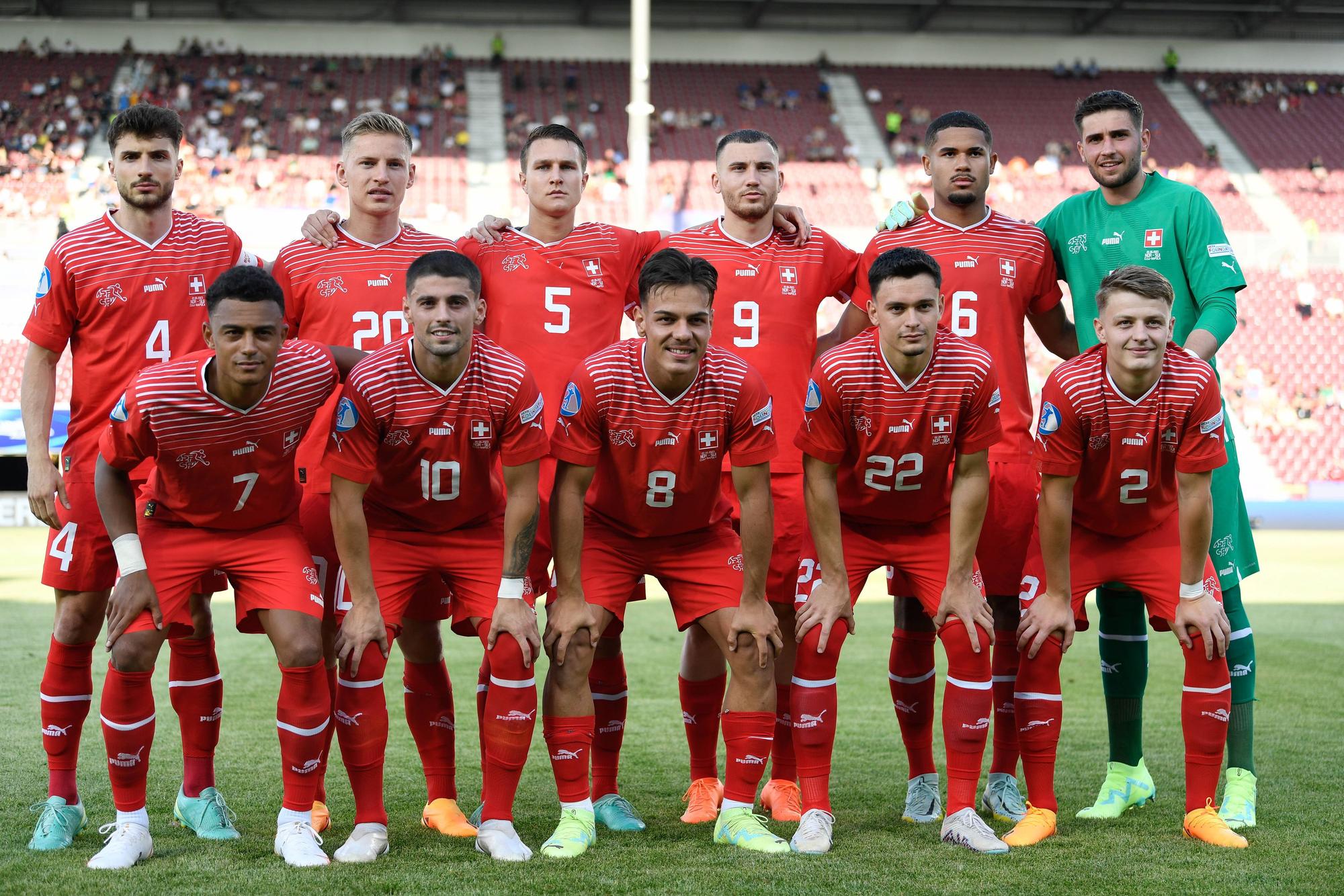 Leonidas Stergiou (Nr. 4), Fabian Rieder (Nr. 22), Ardon Jashari (Nr. 8) auf dem Teamfoto der Schweizer U21-Nationalmannschaft vor dem Europameisterschaftsspiel gegen Norwegen am 22. Juni 2023.