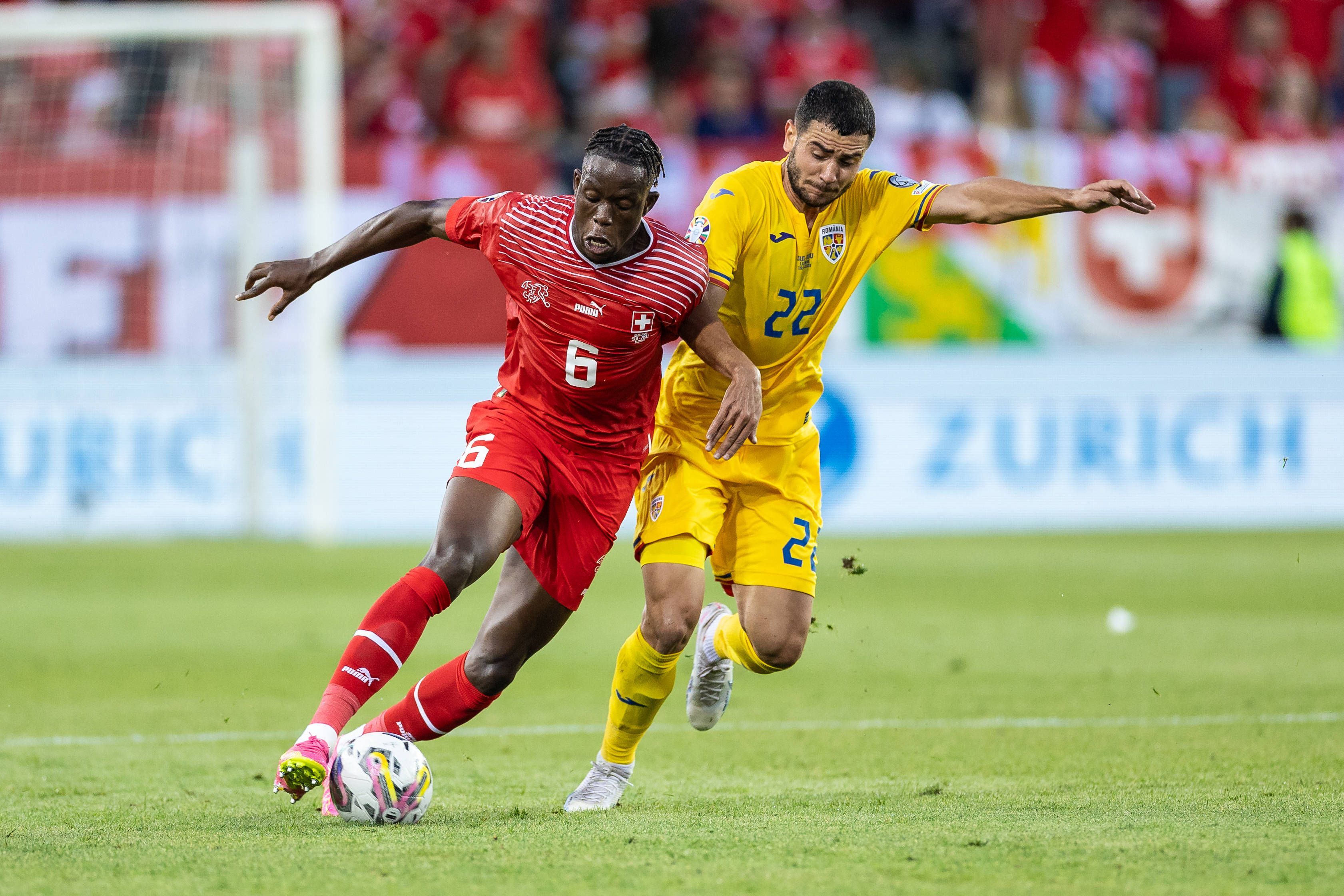 Ex-Gladbach-Profi Denis Zakaria (l.) im Trikot der Schweizer Nationalmannschaft im EM-Qualifikationsspiel gegen Rumänien am 19. Juni 2023.
