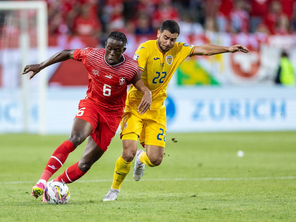 Ex-Gladbach-Profi Denis Zakaria (l.) im Trikot der Schweizer Nationalmannschaft im EM-Qualifikationsspiel gegen Rumänien am 19. Juni 2023.