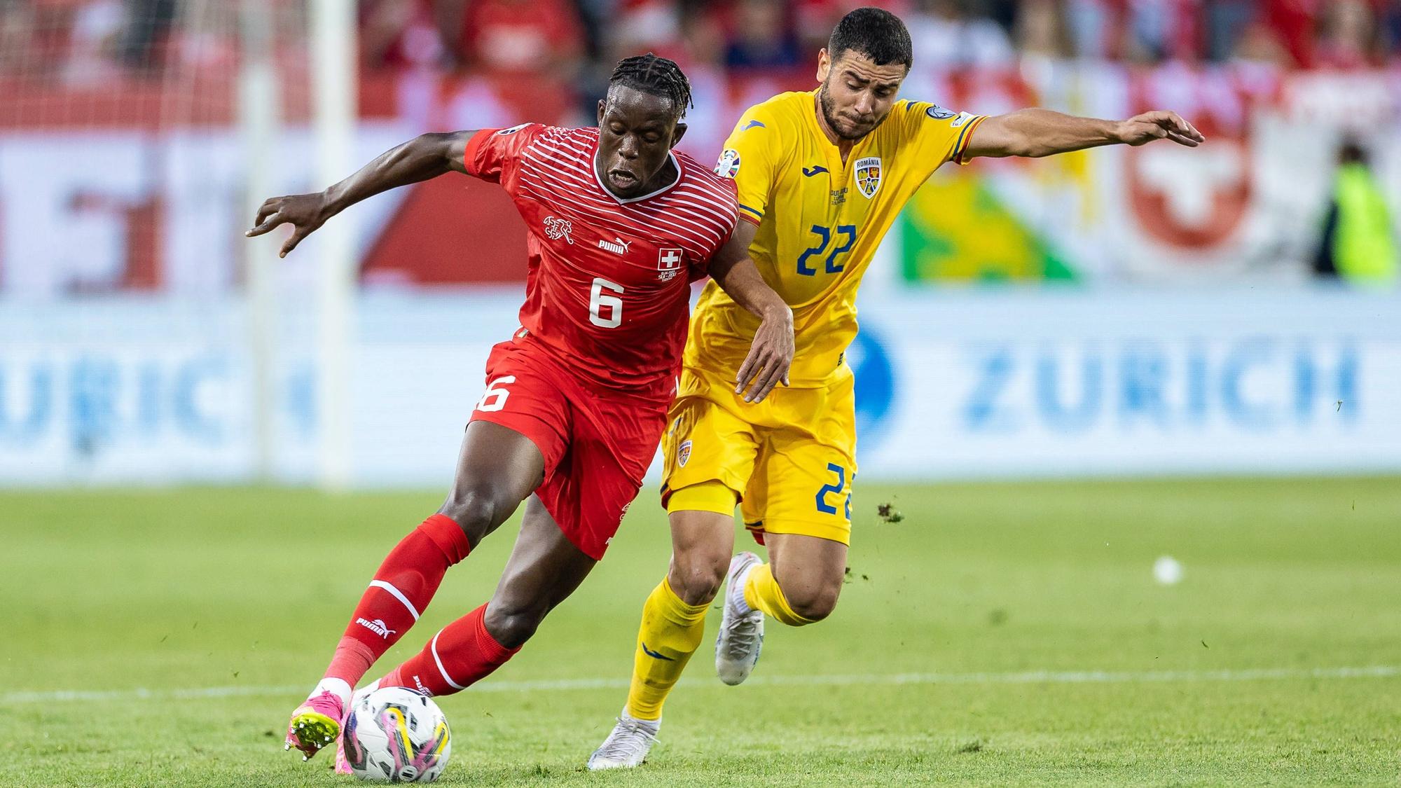 Ex-Gladbach-Profi Denis Zakaria (l.) im Trikot der Schweizer Nationalmannschaft im EM-Qualifikationsspiel gegen Rumänien am 19. Juni 2023.