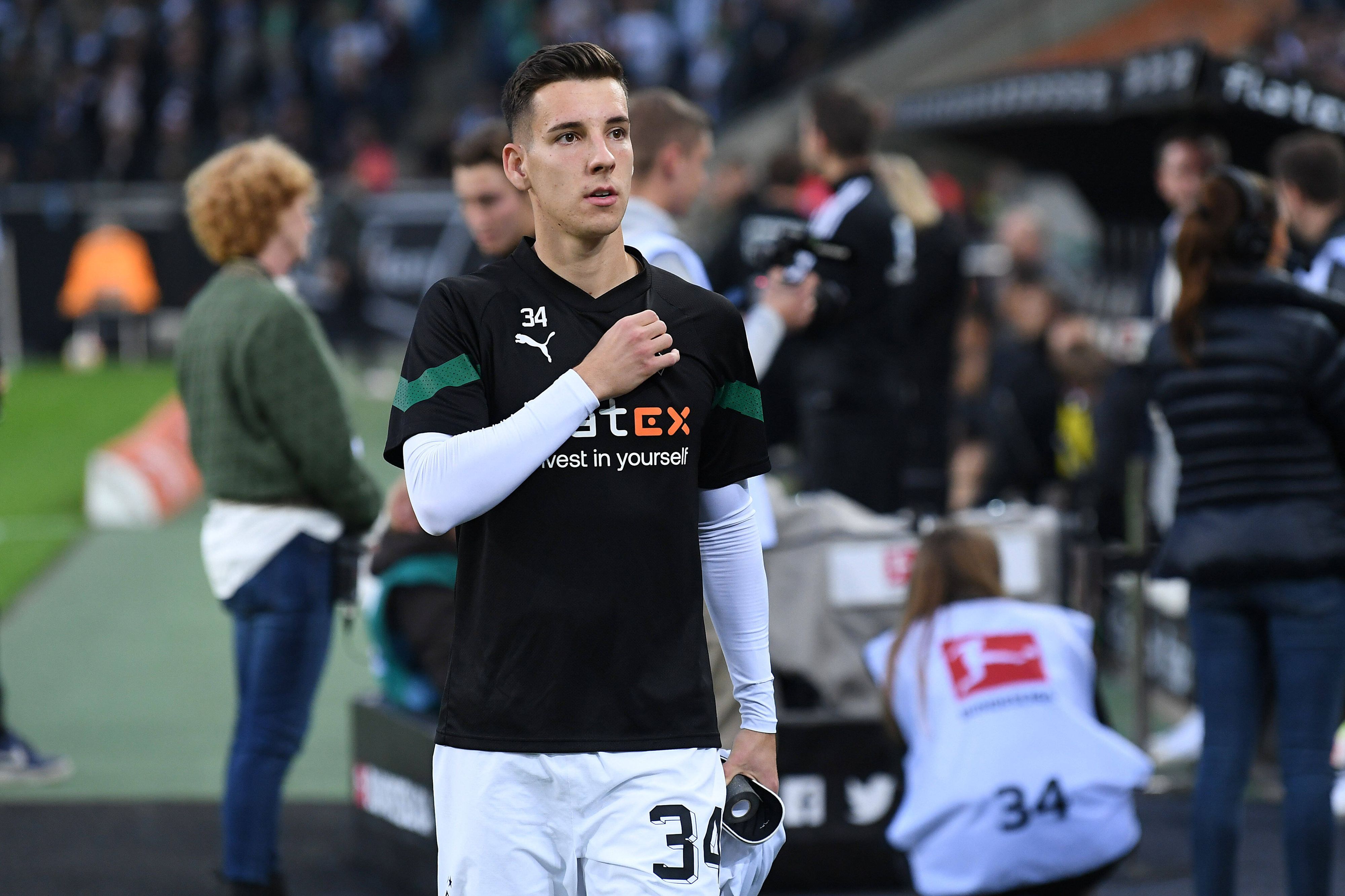 Conor Noß von Borussia Mönchengladbach vor dem Bundesliga-Heimspiel gegen Eintracht Frankfurt am 20. Oktober 2022 auf dem Weg zur Ersatzbank.