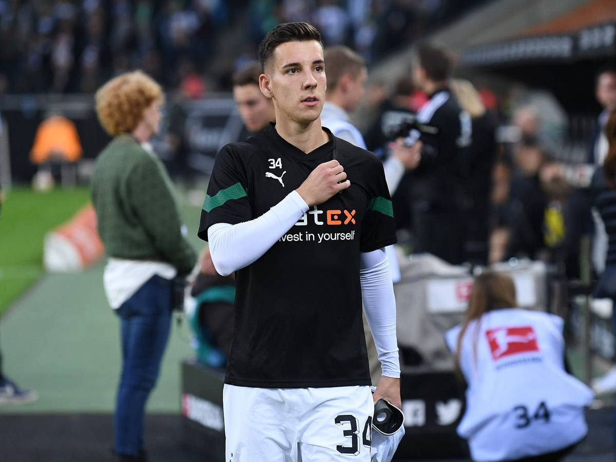 Conor Noß von Borussia Mönchengladbach vor dem Bundesliga-Heimspiel gegen Eintracht Frankfurt am 20. Oktober 2022 auf dem Weg zur Ersatzbank.