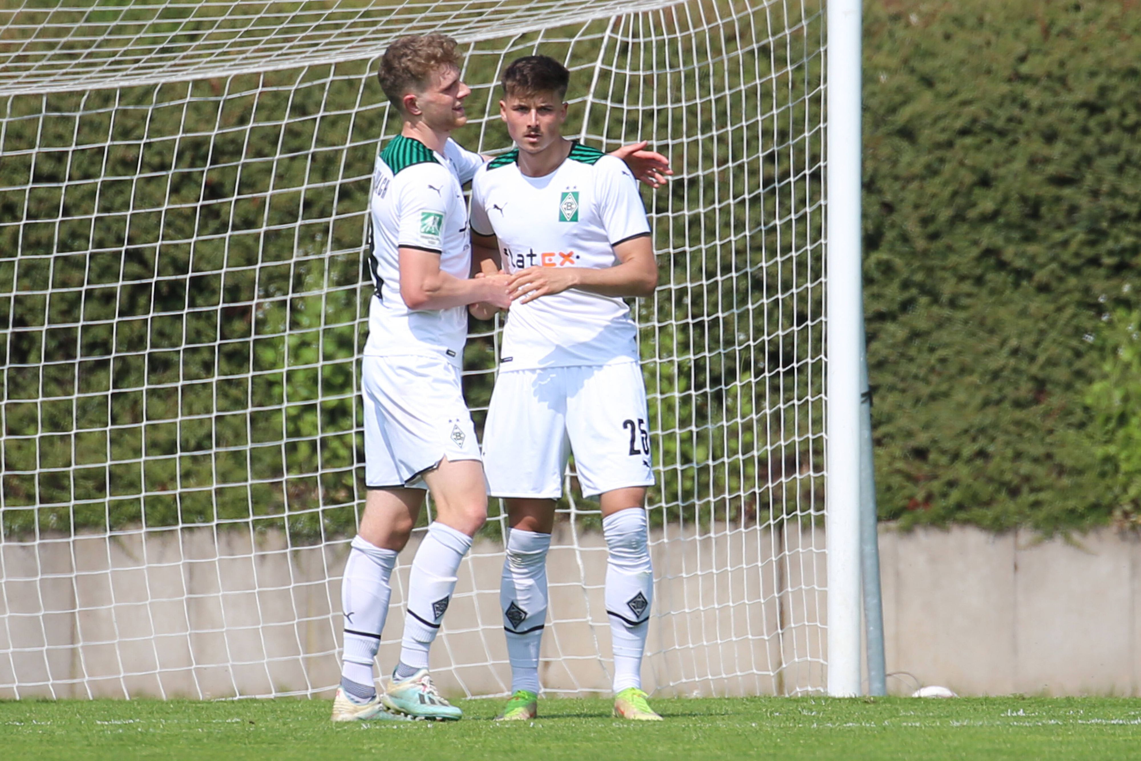 Steffen Meuer (l.) und Semir Telalovic bejubeln am 23. April 2022 einen Treffer für die U23 von Borussia Mönchengladbach.