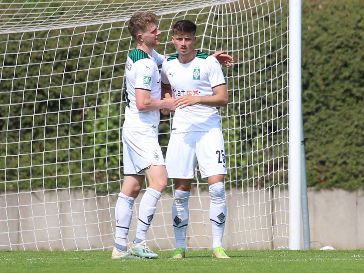 Steffen Meuer (l.) und Semir Telalovic bejubeln am 23. April 2022 einen Treffer für die U23 von Borussia Mönchengladbach.