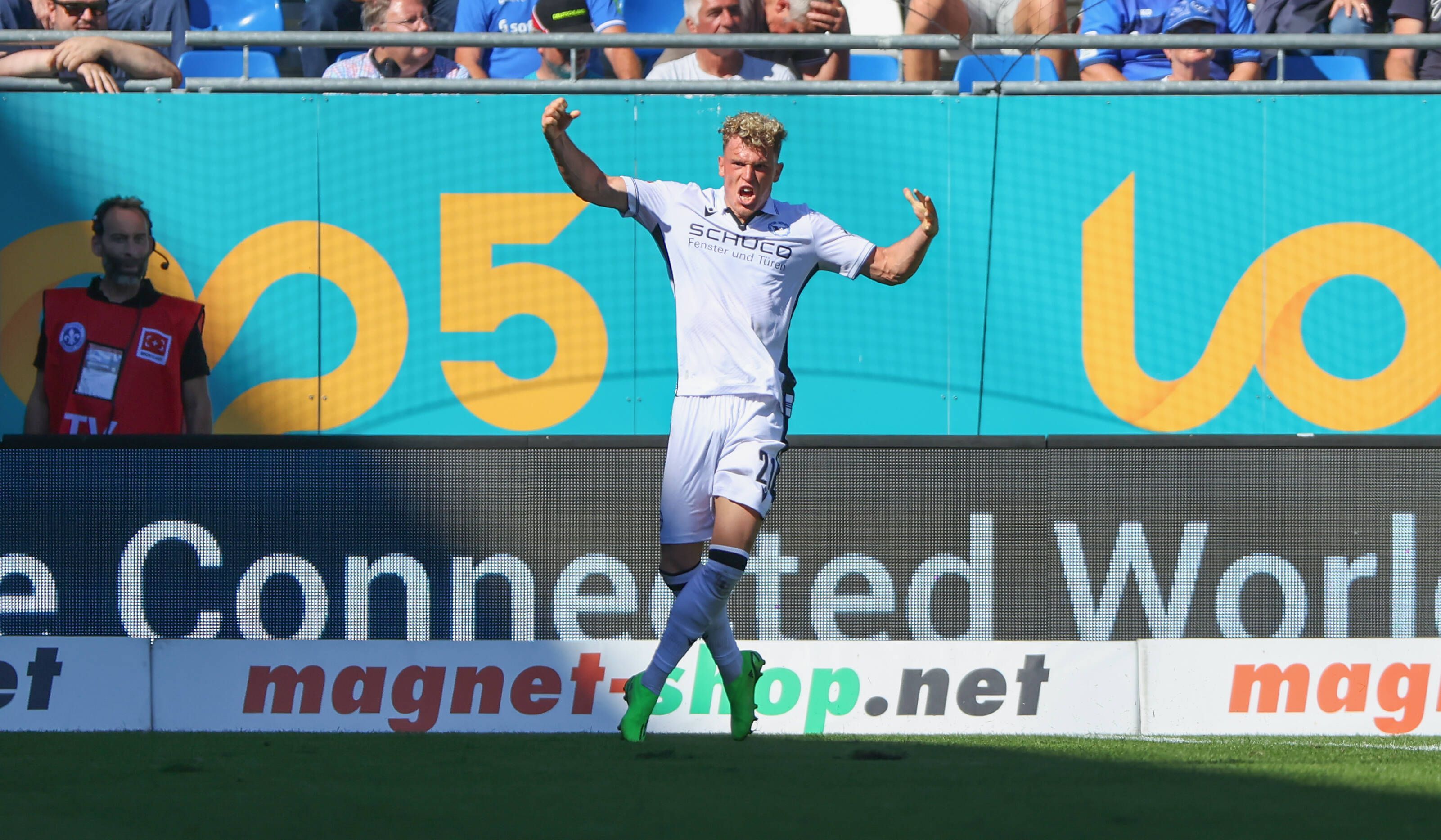 Das Foto zeigt Robin Hack im Trikot von Arminia Bielefeld am 4. September 2022.