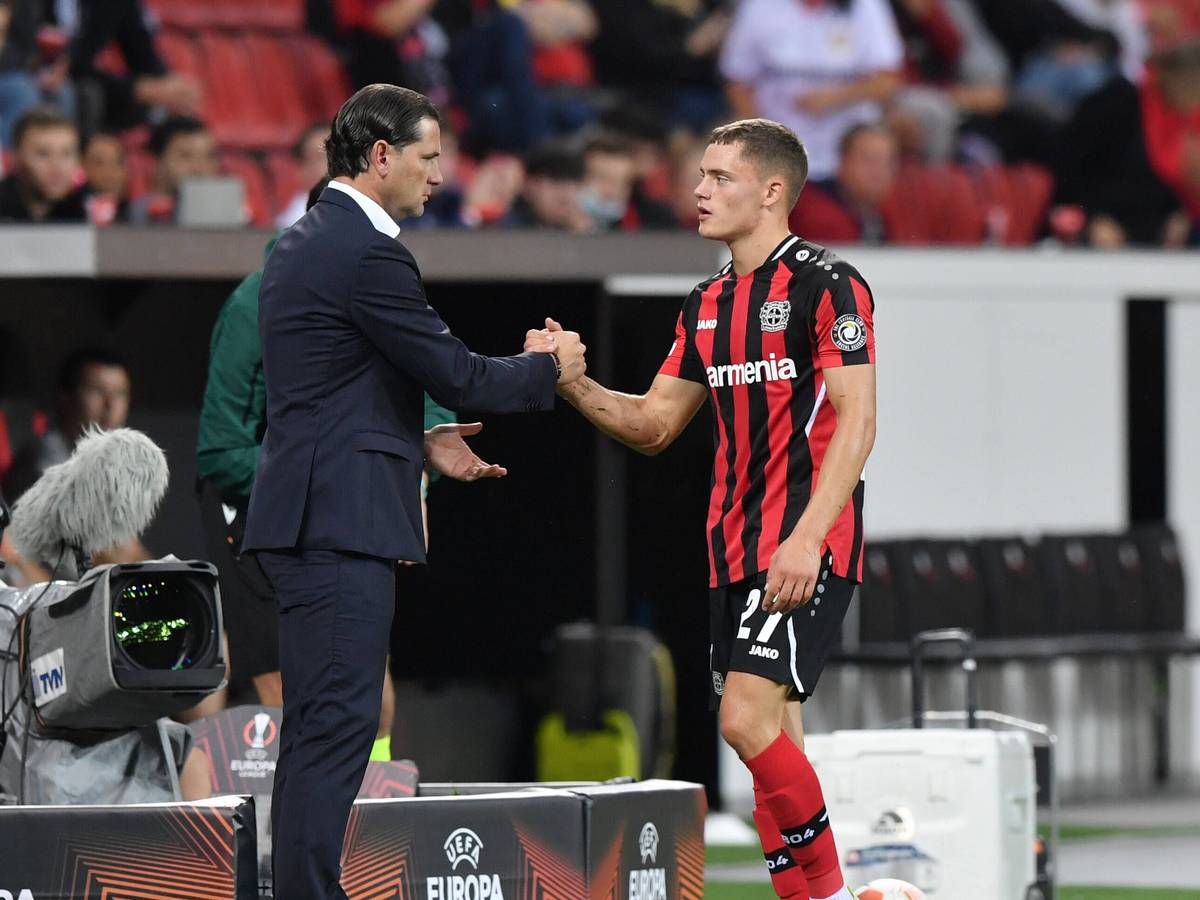 Gerardo Seoane (l.) gibt Florian Wirtz im Rahmen eines Spiels von Bayer Leverkusen am 16. September 2021 die Hand.
