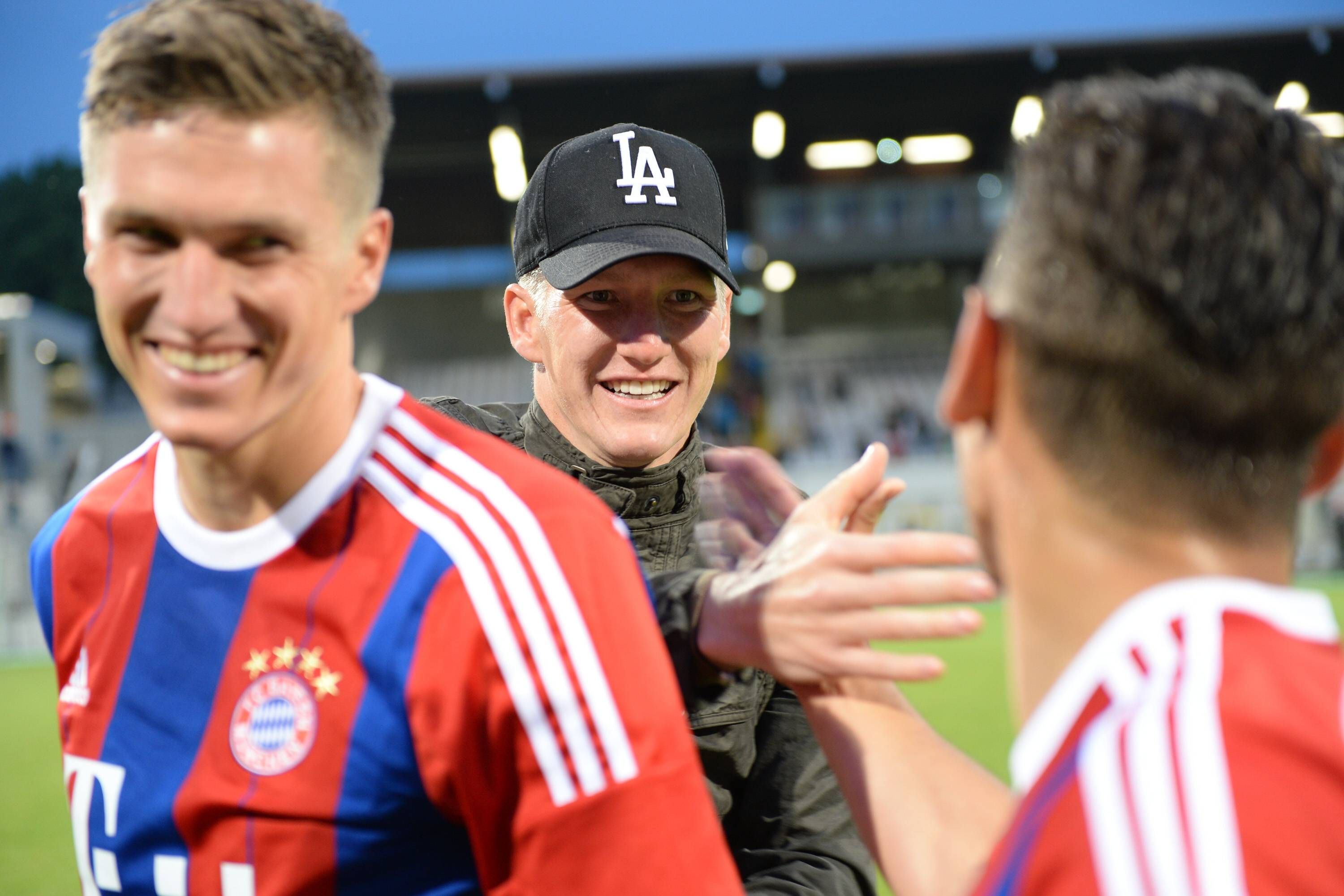 Tobias Schweinsteiger (l.) und sein Bruder Bastian bei seinem Spiel der Zweitvertretung von Bayern München am 22. Mai 2015.