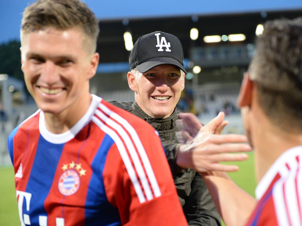 Tobias Schweinsteiger (l.) und sein Bruder Bastian bei seinem Spiel der Zweitvertretung von Bayern München am 22. Mai 2015.