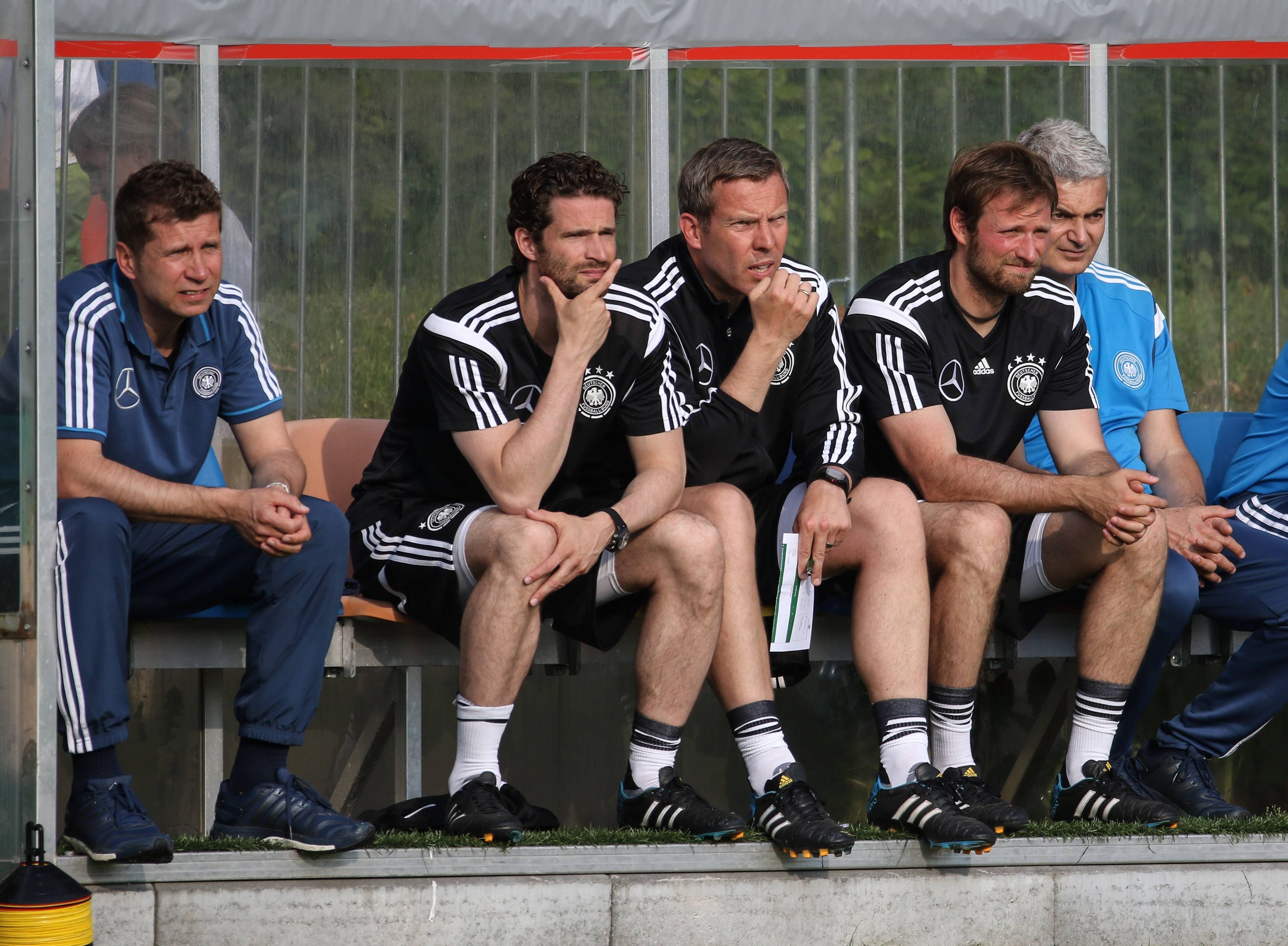 Guido Streichsbier (l.) in seiner Zeit als U18-Nationaltrainer des DFB. Am 13. Mai 2015 sitzt sein damaliger Co-Trainer Arne Friedrich nehmen ihm.