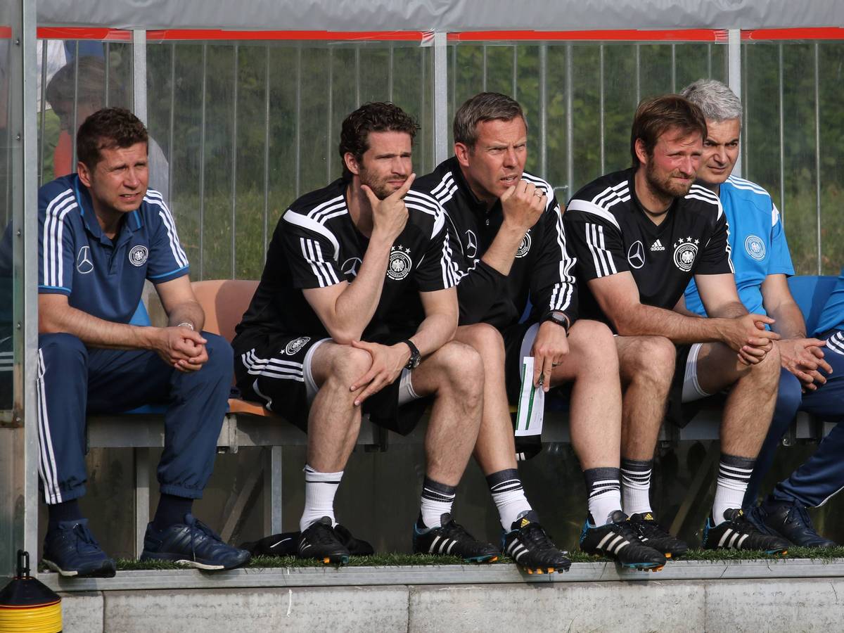 Guido Streichsbier (l.) in seiner Zeit als U18-Nationaltrainer des DFB. Am 13. Mai 2015 sitzt sein damaliger Co-Trainer Arne Friedrich nehmen ihm.
