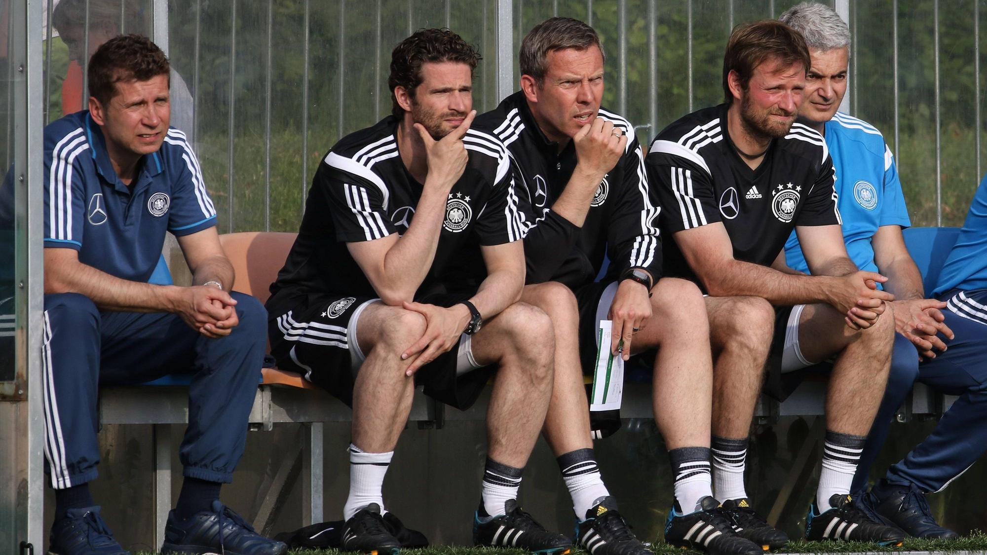 Guido Streichsbier (l.) in seiner Zeit als U18-Nationaltrainer des DFB. Am 13. Mai 2015 sitzt sein damaliger Co-Trainer Arne Friedrich nehmen ihm.