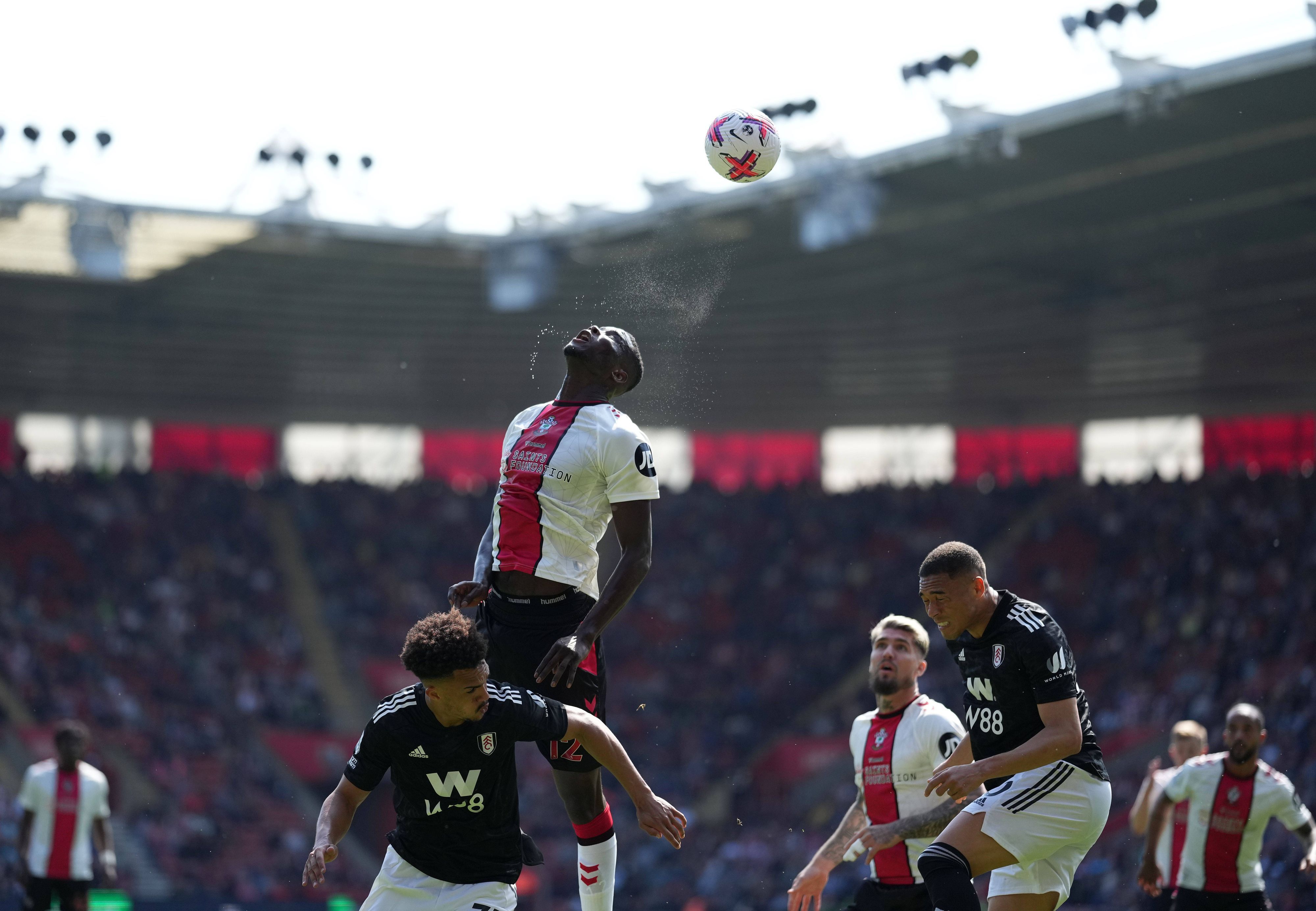 Paul Onuachu (2.v.l.) versucht, den Ball im Premier-League-Spiel zwischen dem FC Southampton gegen Fulham am 13. Mai 2023 zu erreichen.