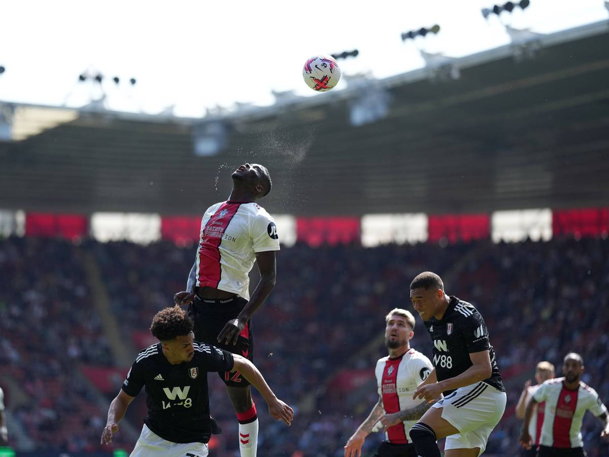 Paul Onuachu (2.v.l.) versucht, den Ball im Premier-League-Spiel zwischen dem FC Southampton gegen Fulham am 13. Mai 2023 zu erreichen.