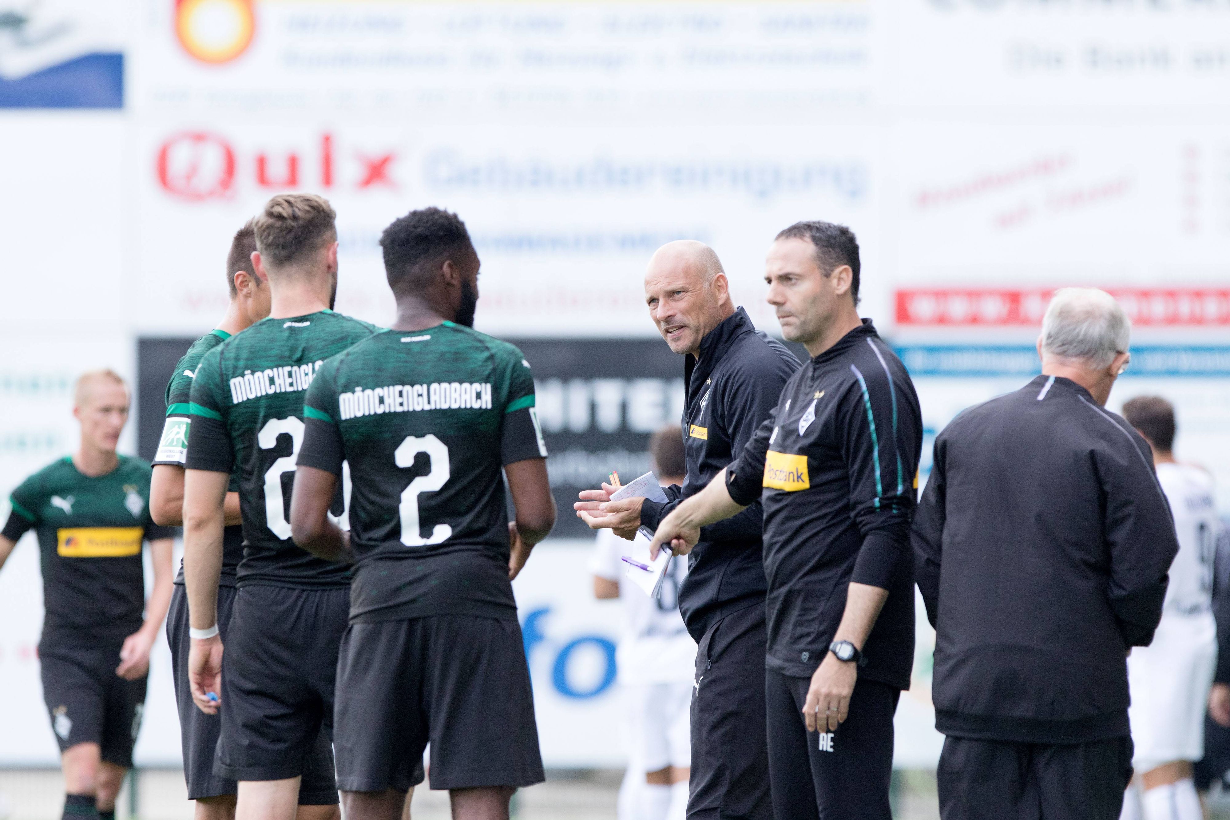 Alexander Ende (r.) gibt den Spielern der U23 von Borussia Mönchengladbach am 25. August 2018 Anweisungen.