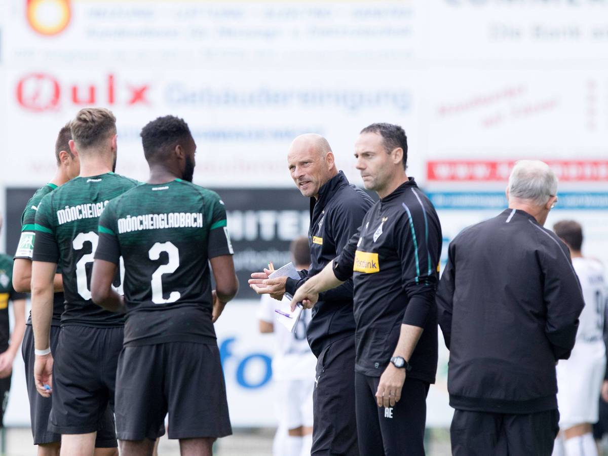Alexander Ende (r.) gibt den Spielern der U23 von Borussia Mönchengladbach am 25. August 2018 Anweisungen.