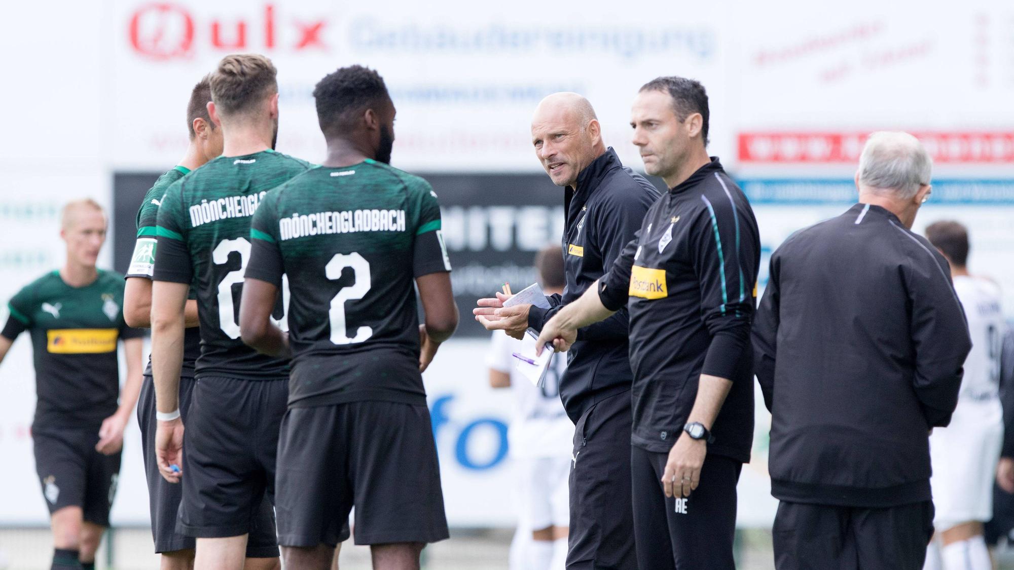 Alexander Ende (r.) gibt den Spielern der U23 von Borussia Mönchengladbach am 25. August 2018 Anweisungen.