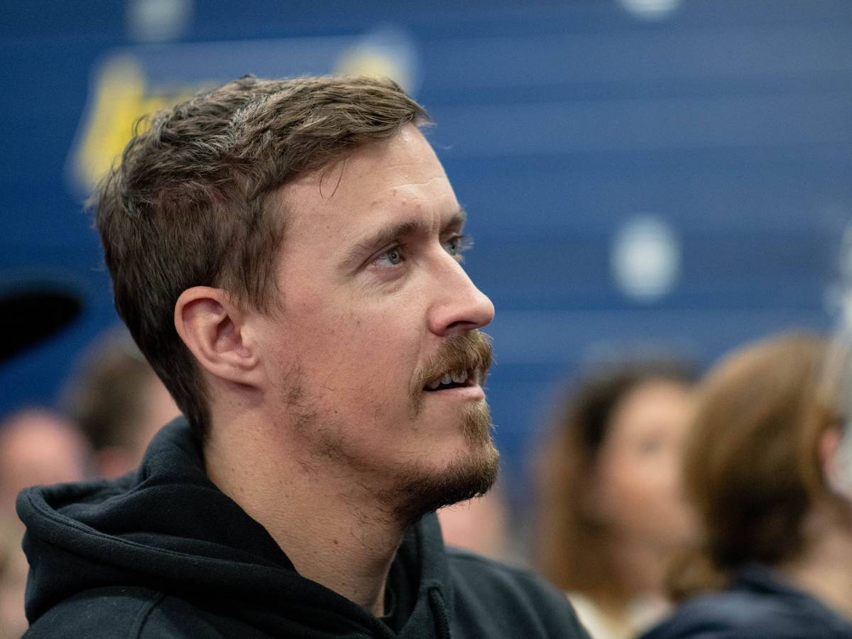 Max Kruse, Ex-Spieler von Borussia Mönchengladbach, könnte schon bald in der 2. Bundesliga sein Können unter Beweis stellen. Das Foto zeigt ihn am 21. Mai 2023 als Zuschauer bei einem Autorennen am Nürburgring.