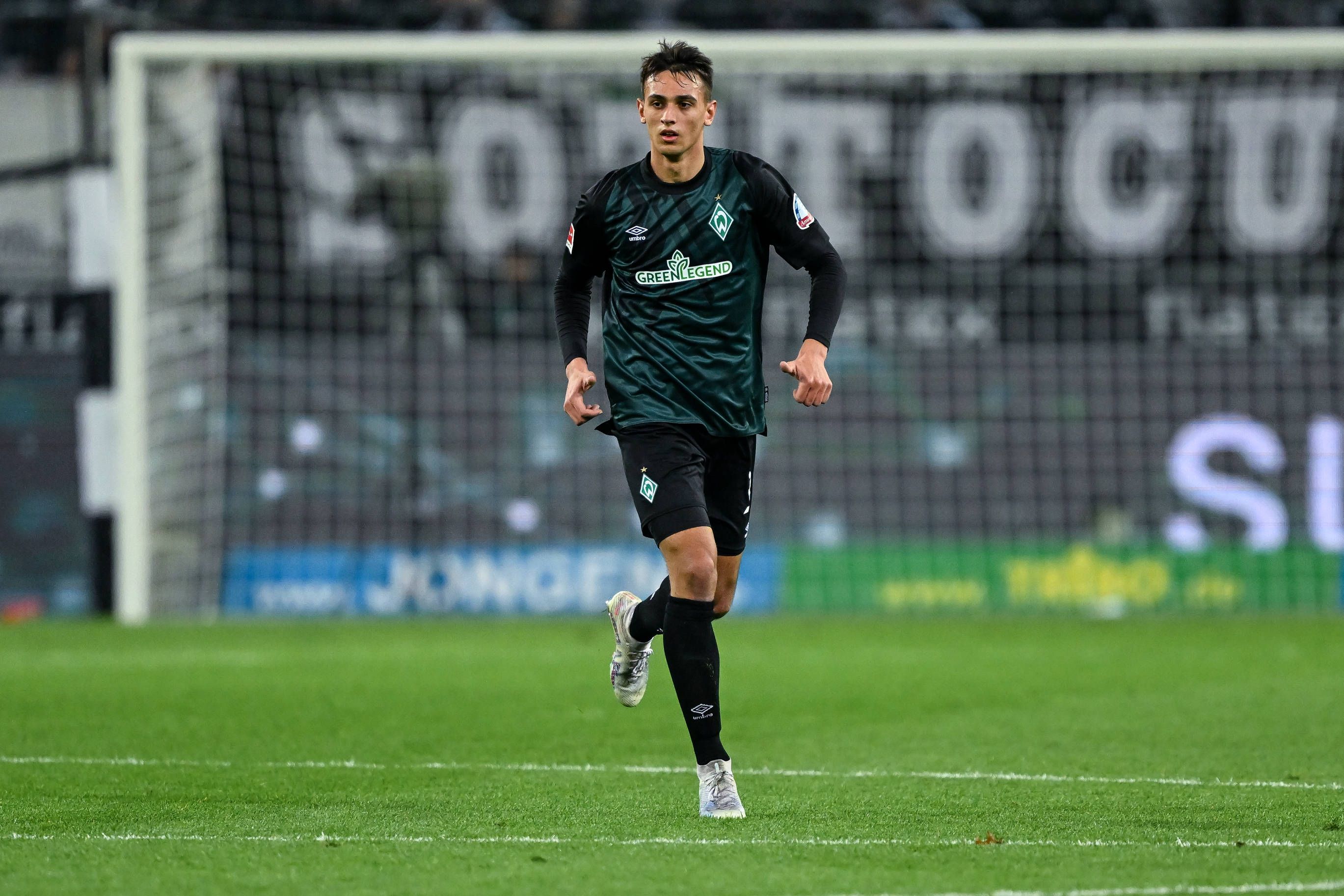 Fabio Chiarodia wechselt von Werder Bremen zu Borussia Mönchengladbach. Das Foto zeigt den 18-Jährigen am 17. März 2023 beim Bundesliga-Duell mit den Fohlen.