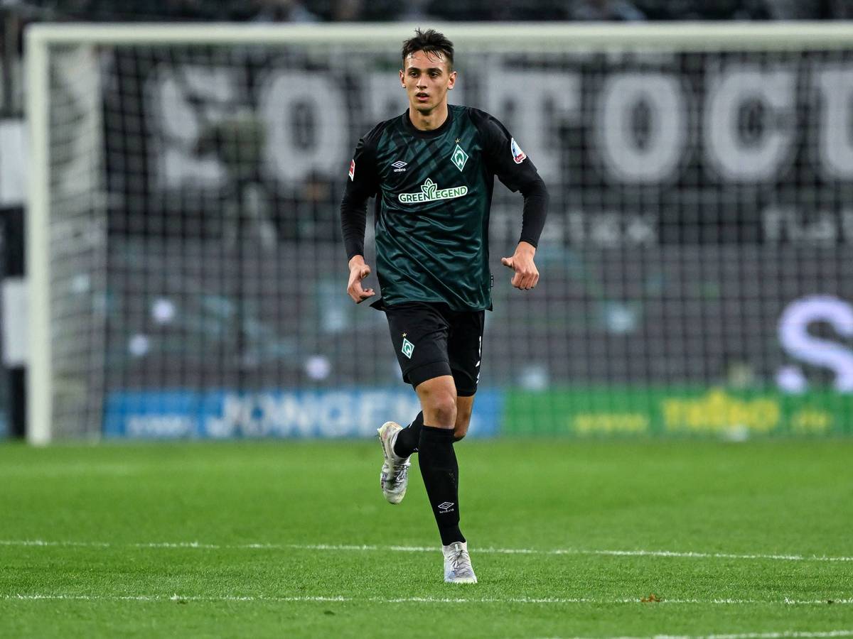 Fabio Chiarodia wechselt von Werder Bremen zu Borussia Mönchengladbach. Das Foto zeigt den 18-Jährigen am 17. März 2023 beim Bundesliga-Duell mit den Fohlen.