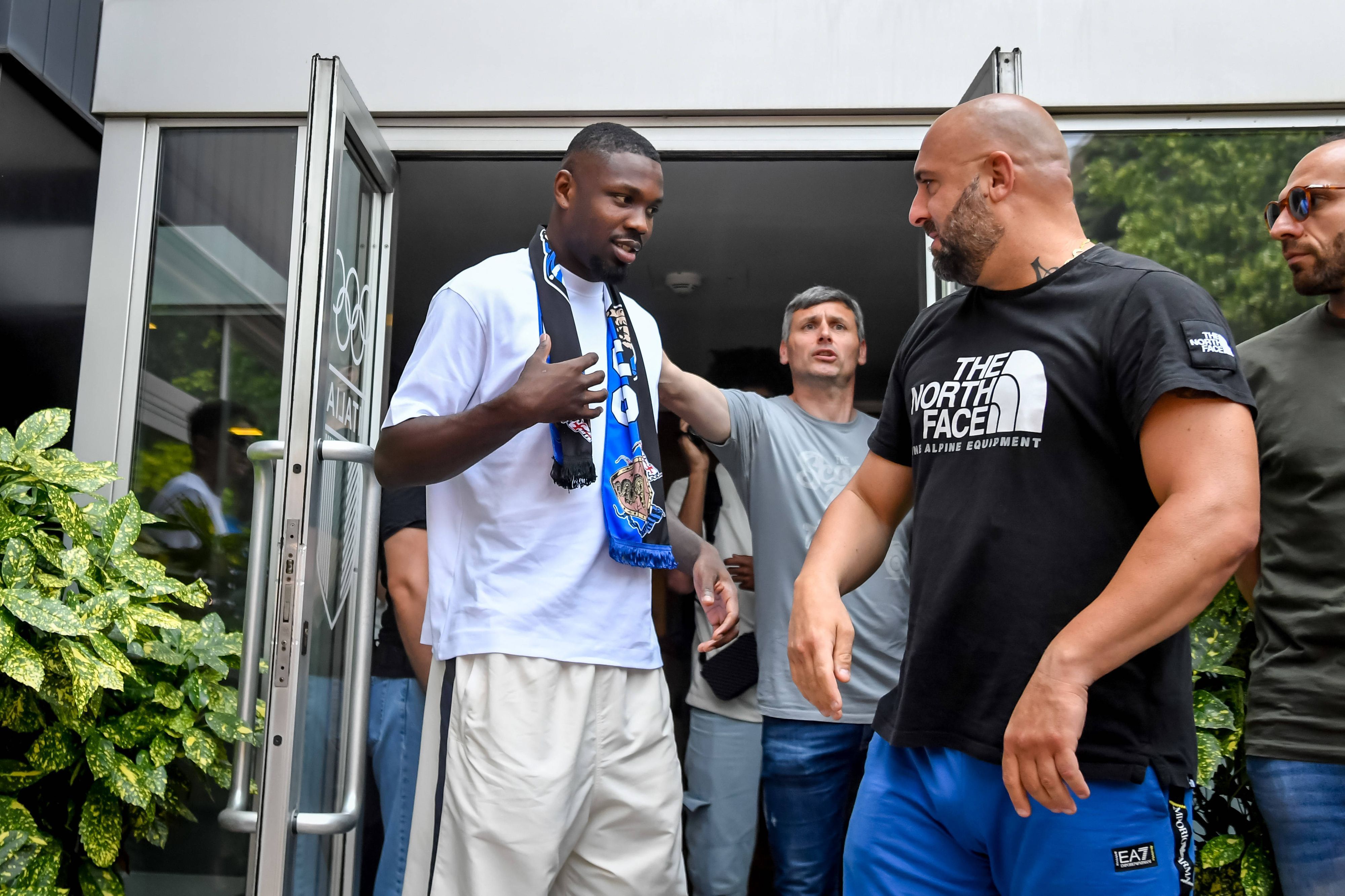 Marcus Thuram, Angreifer von Borussia Mönchengladbach, steht kurz vor einem Wechsel zu Inter Mailand. Neueste Aufnahmen zeigen den 25-Jährigen nach seinem Medizincheck am 27. Juni 2023, mit einem Schal der „Nerazzurri“.