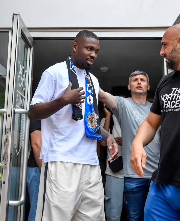Marcus Thuram, Angreifer von Borussia Mönchengladbach, steht kurz vor einem Wechsel zu Inter Mailand. Neueste Aufnahmen zeigen den 25-Jährigen nach seinem Medizincheck am 27. Juni 2023, mit einem Schal der „Nerazzurri“.