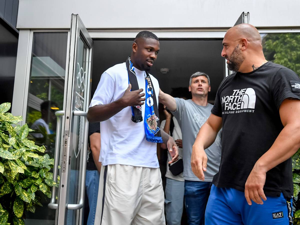 Marcus Thuram, Angreifer von Borussia Mönchengladbach, steht kurz vor einem Wechsel zu Inter Mailand. Neueste Aufnahmen zeigen den 25-Jährigen nach seinem Medizincheck am 27. Juni 2023, mit einem Schal der „Nerazzurri“.