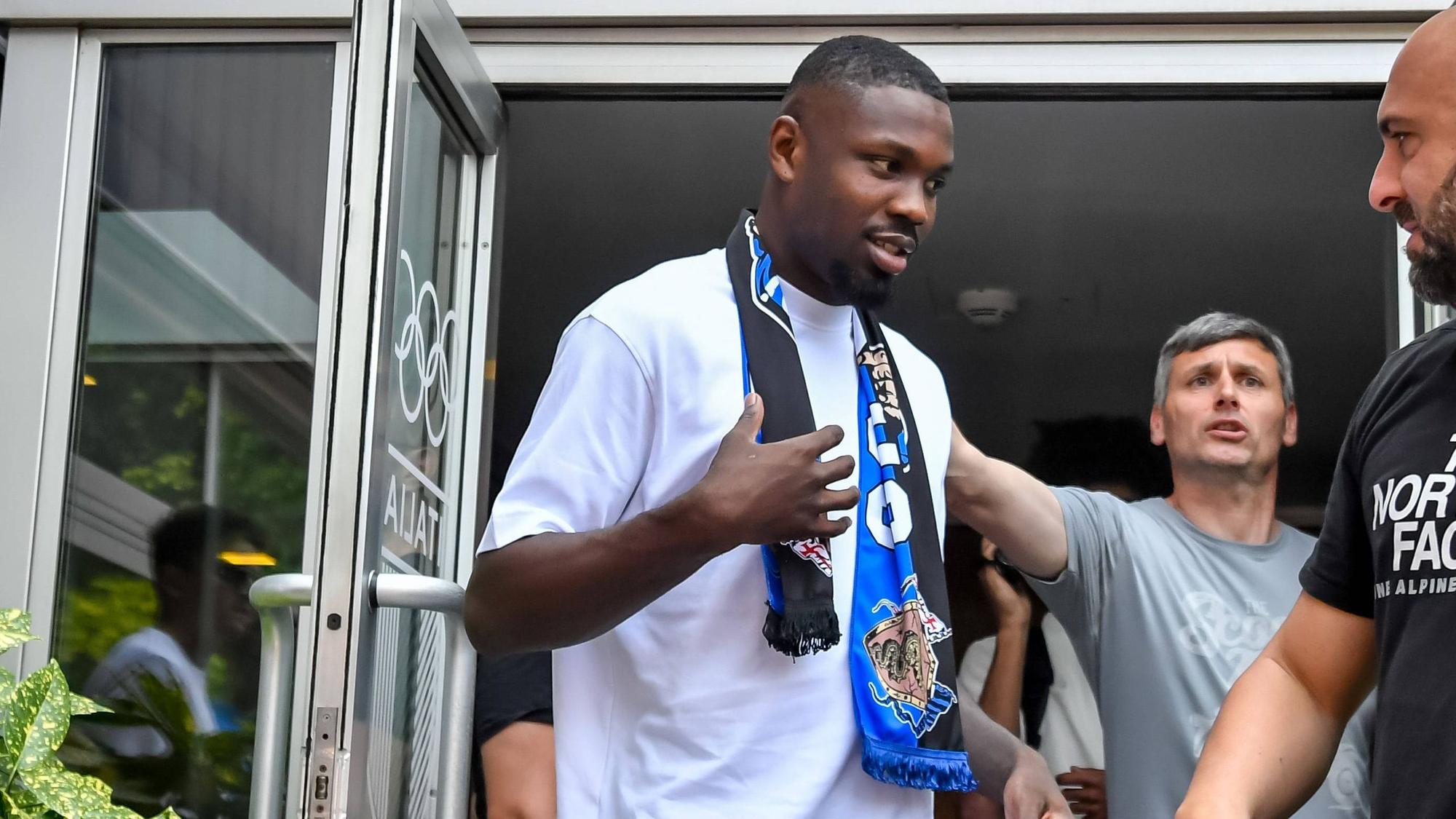 Marcus Thuram, Angreifer von Borussia Mönchengladbach, steht kurz vor einem Wechsel zu Inter Mailand. Neueste Aufnahmen zeigen den 25-Jährigen nach seinem Medizincheck am 27. Juni 2023, mit einem Schal der „Nerazzurri“.