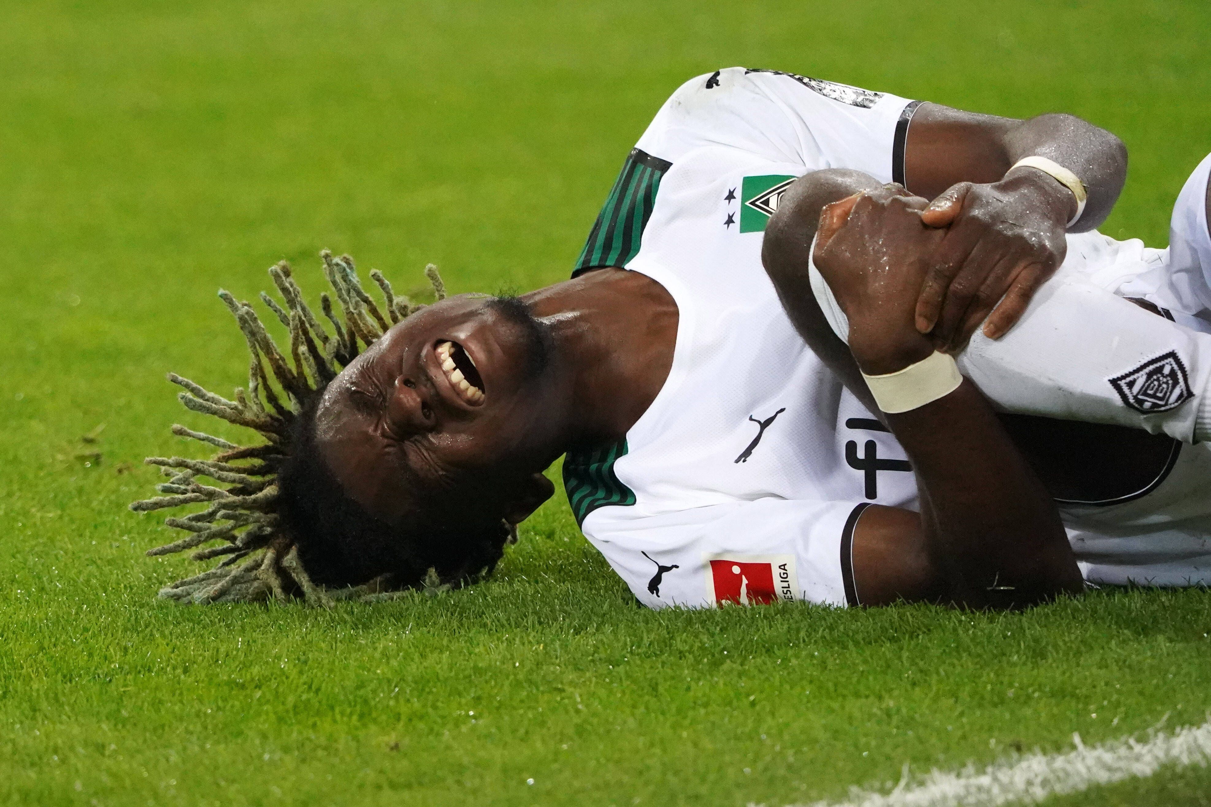 Gladbach-Profi Manu Koné ist am Knie verletzt. Auf diesem Foto ist der U21-Nationalspieler Frankeichs am 31. Oktober 2021 zu sehen. Er liegt mit schmerzverzerrtem Gesicht auf dem Spielfeld.