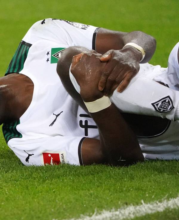 Gladbach-Profi Manu Koné ist am Knie verletzt. Auf diesem Foto ist der U21-Nationalspieler Frankeichs am 31. Oktober 2021 zu sehen. Er liegt mit schmerzverzerrtem Gesicht auf dem Spielfeld.