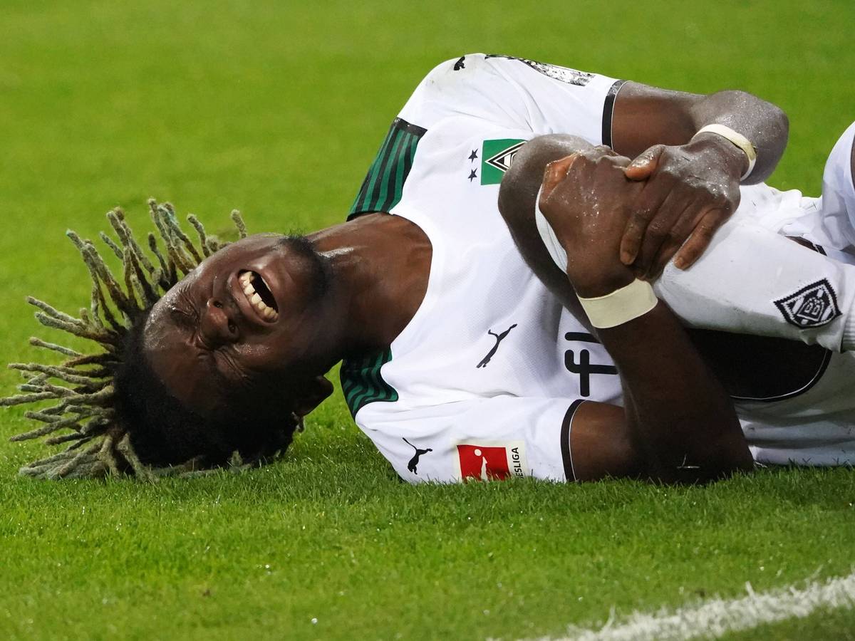 Gladbach-Profi Manu Koné ist am Knie verletzt. Auf diesem Foto ist der U21-Nationalspieler Frankeichs am 31. Oktober 2021 zu sehen. Er liegt mit schmerzverzerrtem Gesicht auf dem Spielfeld.