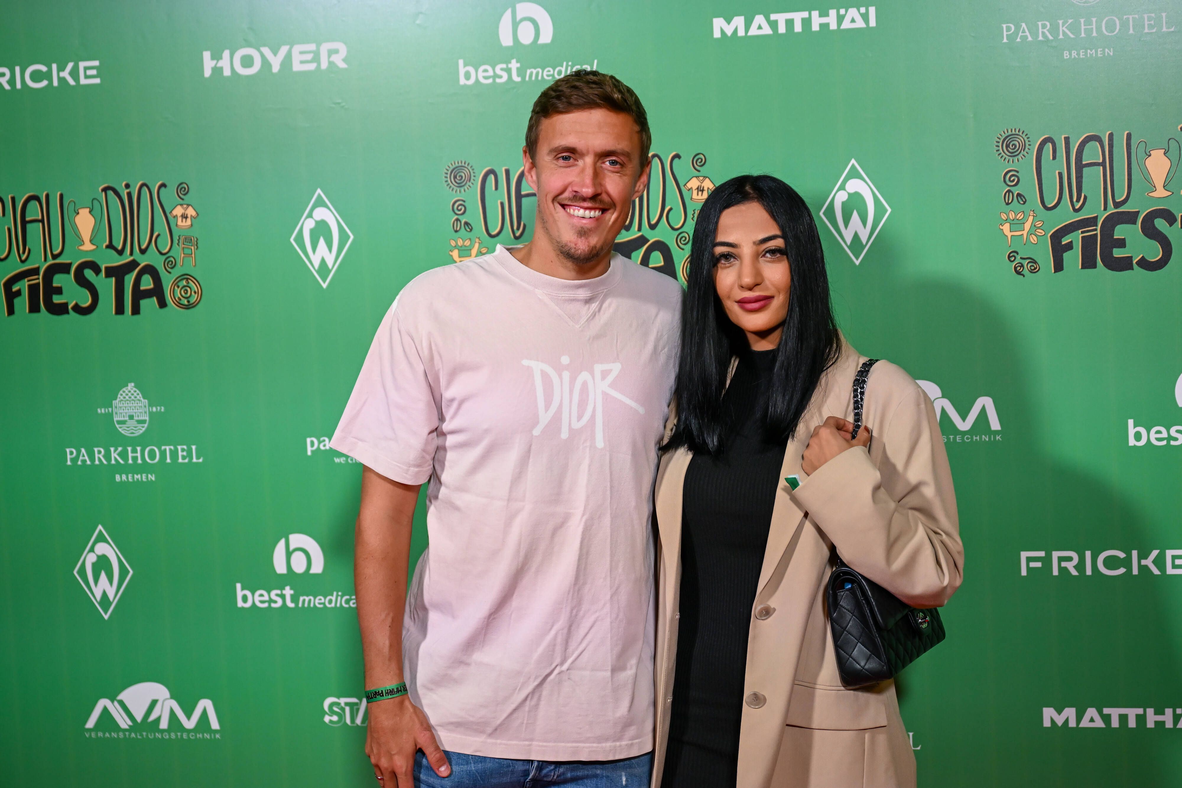 Max Kruse (l.), ehemaliger Spieler von Borussia Mönchengladbach, hier am 24. September 2022 gemeinsam mit Ehefrau Dilara auf dem roten Teppich, soll kurz vor seinem Comeback stehen.
