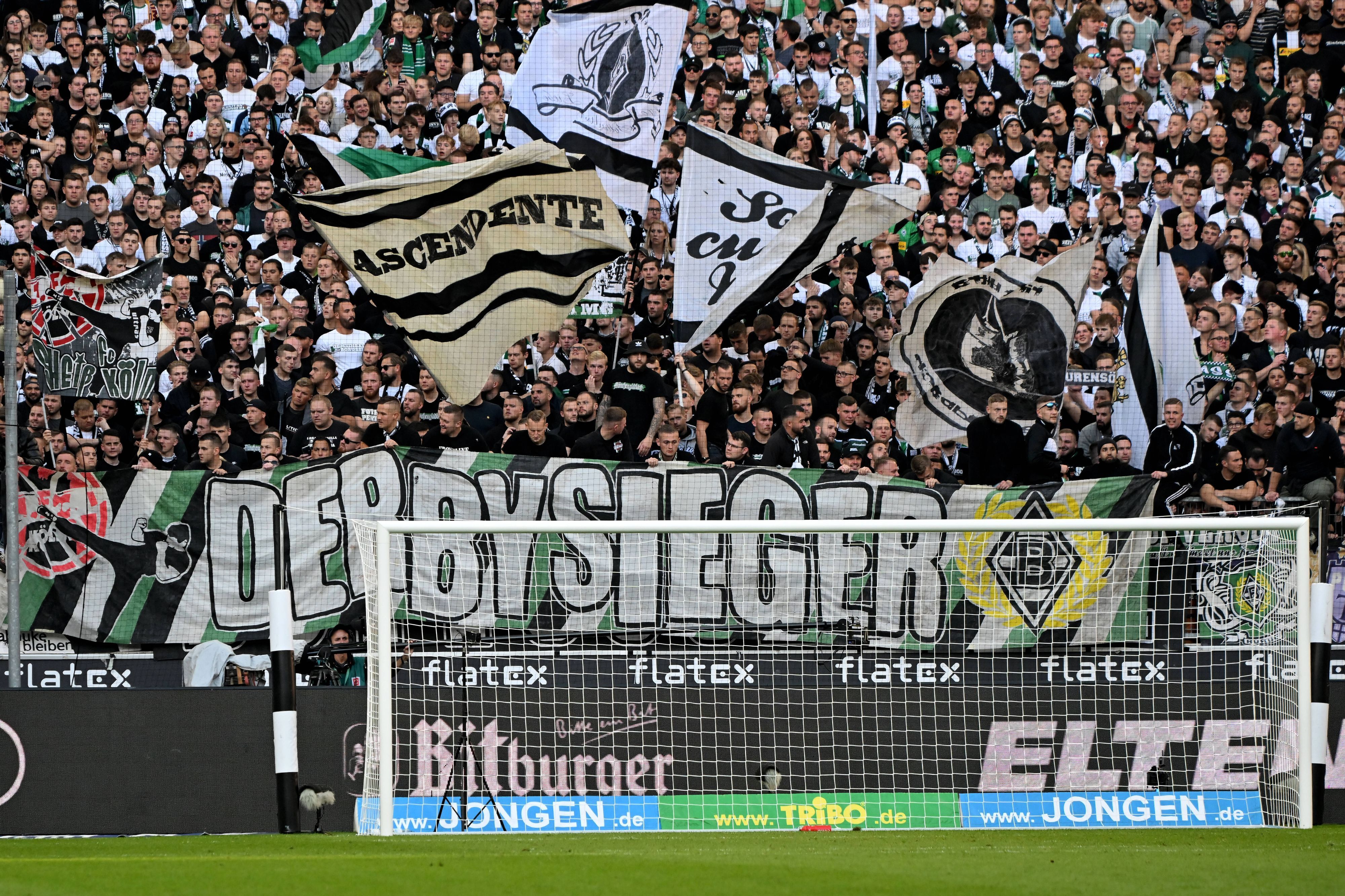 Fohlen-Fans in der Gladbacher Nordkurve, hier zu sehen am 9. Oktober 2022 nach dem Derby-Sieg gegen den Rheinland-Rivalen 1. FC Köln im Borussia-Park. Zu sehen ist ein großes Banner mit dem Aufdruck Derbysieger.