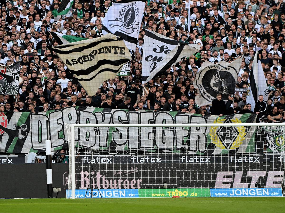 Fohlen-Fans in der Gladbacher Nordkurve, hier zu sehen am 9. Oktober 2022 nach dem Derby-Sieg gegen den Rheinland-Rivalen 1. FC Köln im Borussia-Park. Zu sehen ist ein großes Banner mit dem Aufdruck Derbysieger.