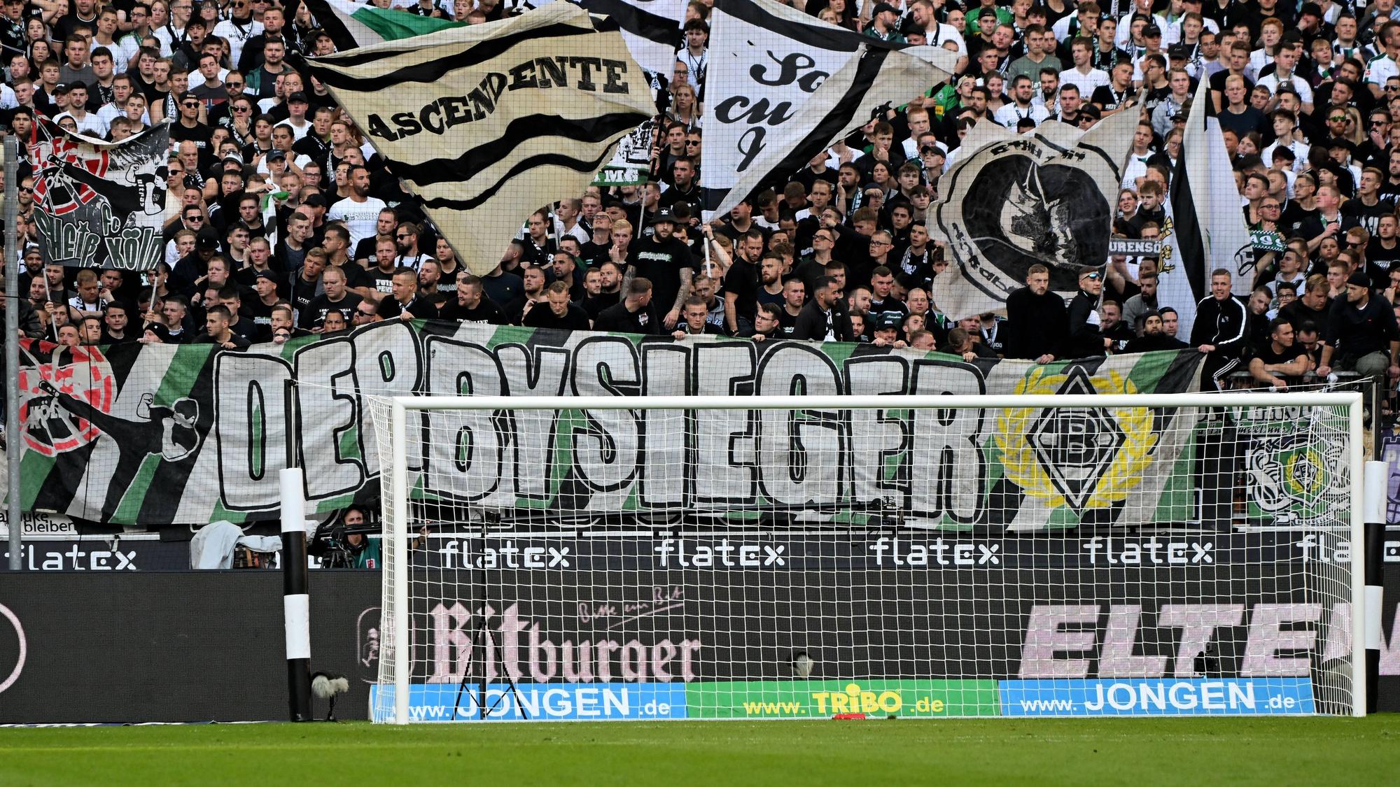Fohlen-Fans in der Gladbacher Nordkurve, hier zu sehen am 9. Oktober 2022 nach dem Derby-Sieg gegen den Rheinland-Rivalen 1. FC Köln im Borussia-Park. Zu sehen ist ein großes Banner mit dem Aufdruck Derbysieger.