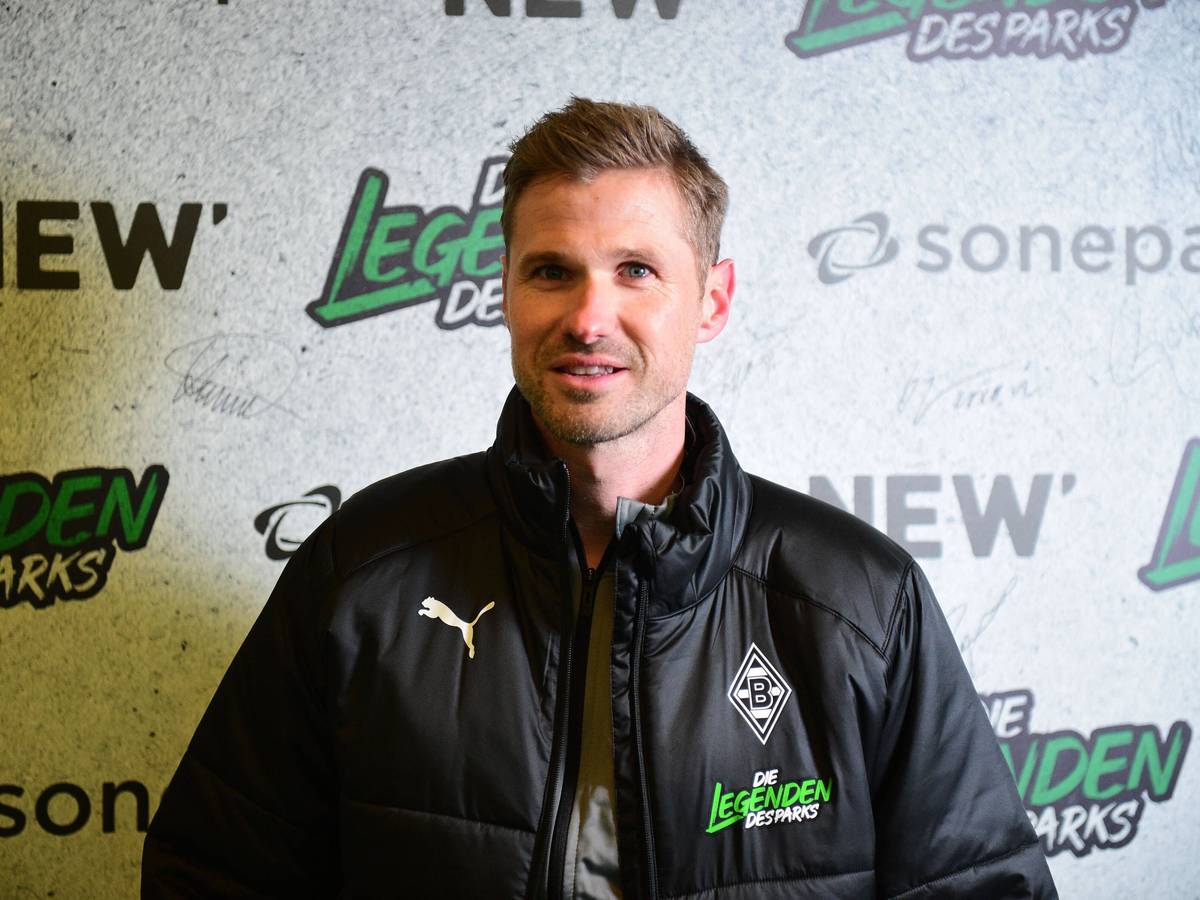 Oliver Kirch, hier am 17. Dezember 2022 im Borussia-Park zu sehen, ist der neue U19-Trainer bei Fußball-Bundesligist Borussia Mönchengladbach. Kirch steht vor einer Fotowand, auf der Legenden des Parks zu lesen ist.