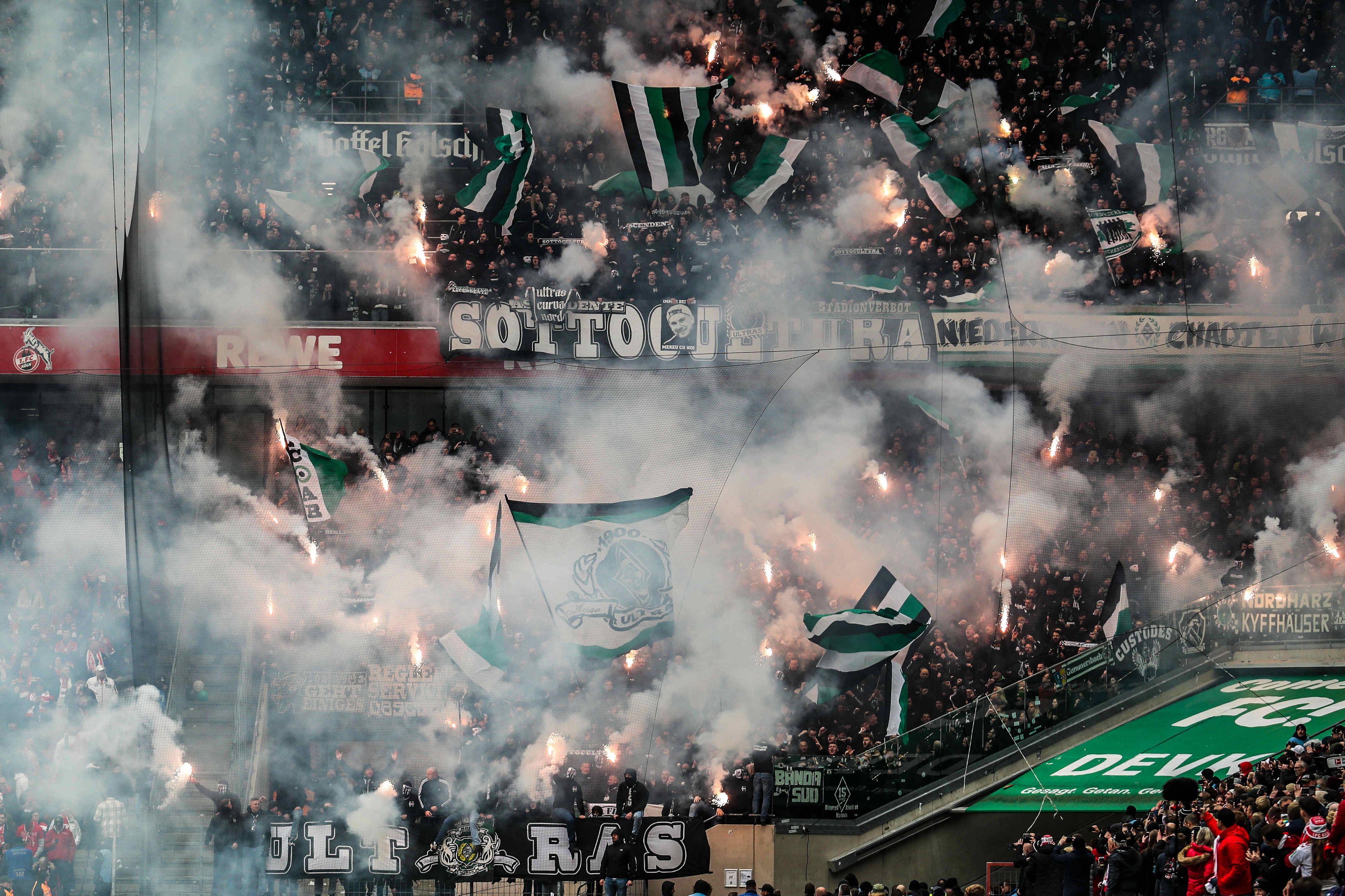 Fans von Borussia Mönchengladbach zündeten am 2. April beim Auswärtsspiel in Köln Pyrotechnik. Für diese und andere Unsportlichkeiten der Fans wurde der Klub vom Niederrhein nun vom DFB-Sportgericht zu einer hohen Geldstrafe verurteilt.
