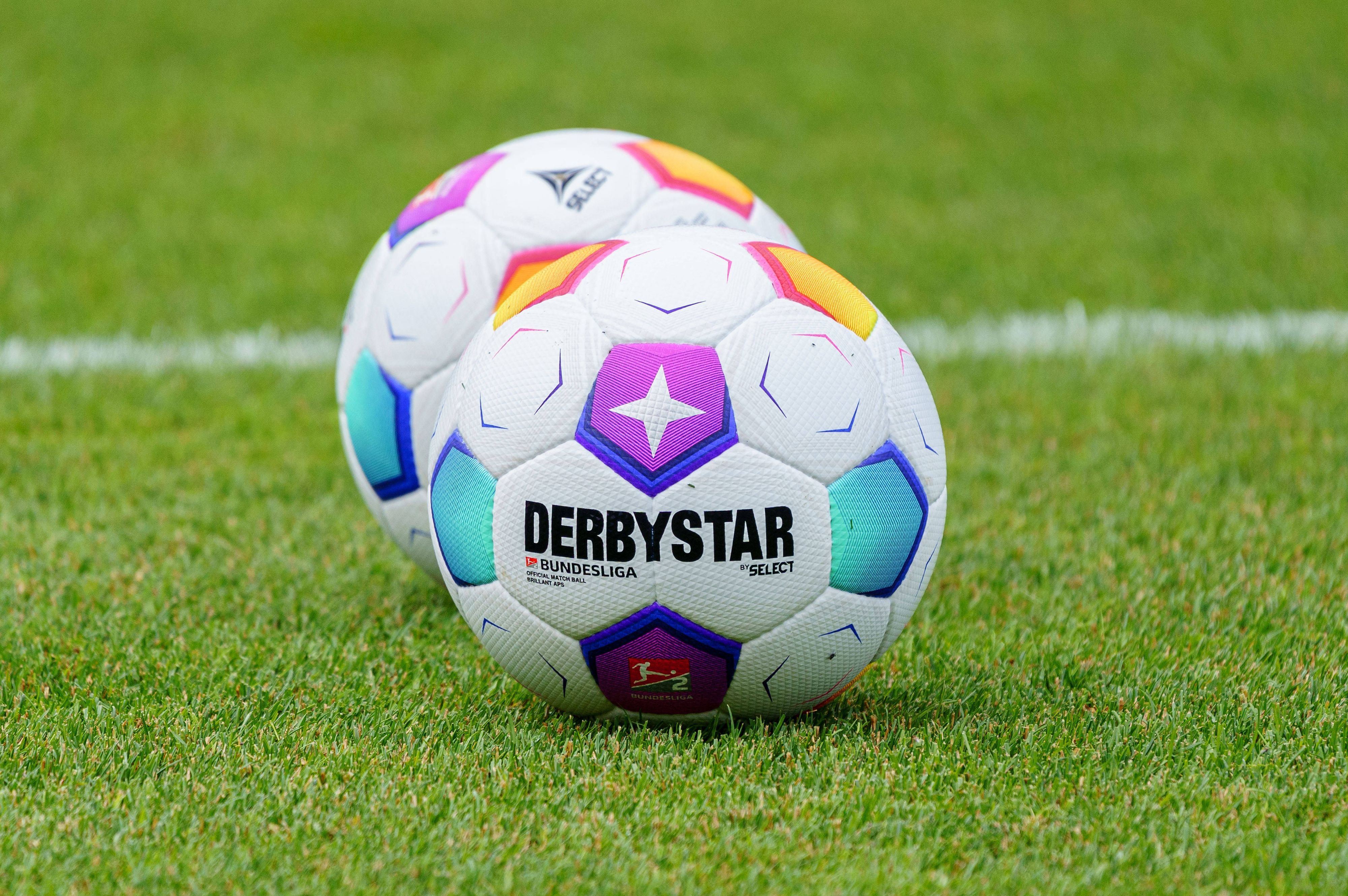 Borussia Mönchengladbach beginnt die Bundesliga-Saison 2023/24 mit einem Auswärtsspiel beim FC Augsburg am Samstagmittag. Das Foto zeigt den offiziellen Spielball der Marke Derbystar.