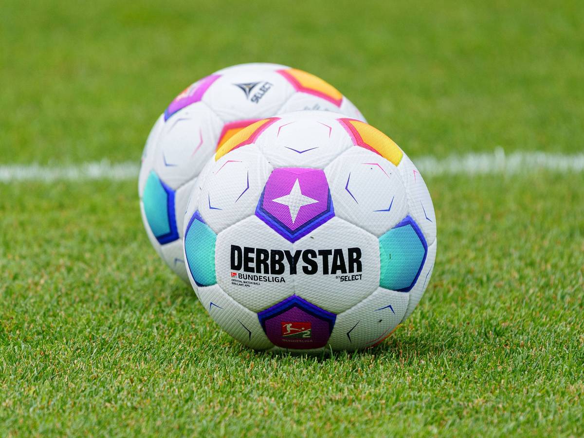 Borussia Mönchengladbach beginnt die Bundesliga-Saison 2023/24 mit einem Auswärtsspiel beim FC Augsburg am Samstagmittag. Das Foto zeigt den offiziellen Spielball der Marke Derbystar.