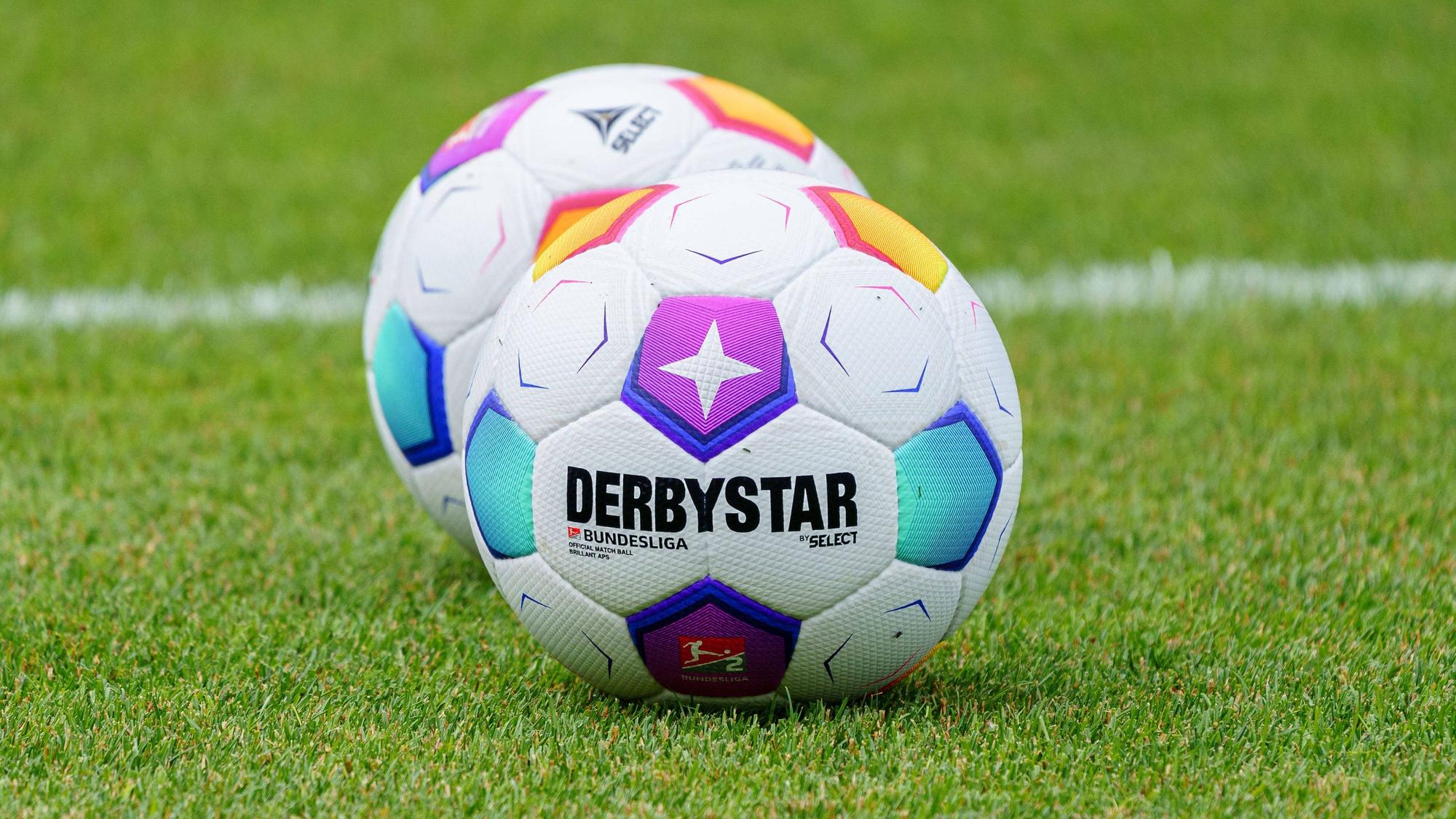 Borussia Mönchengladbach beginnt die Bundesliga-Saison 2023/24 mit einem Auswärtsspiel beim FC Augsburg am Samstagmittag. Das Foto zeigt den offiziellen Spielball der Marke Derbystar.