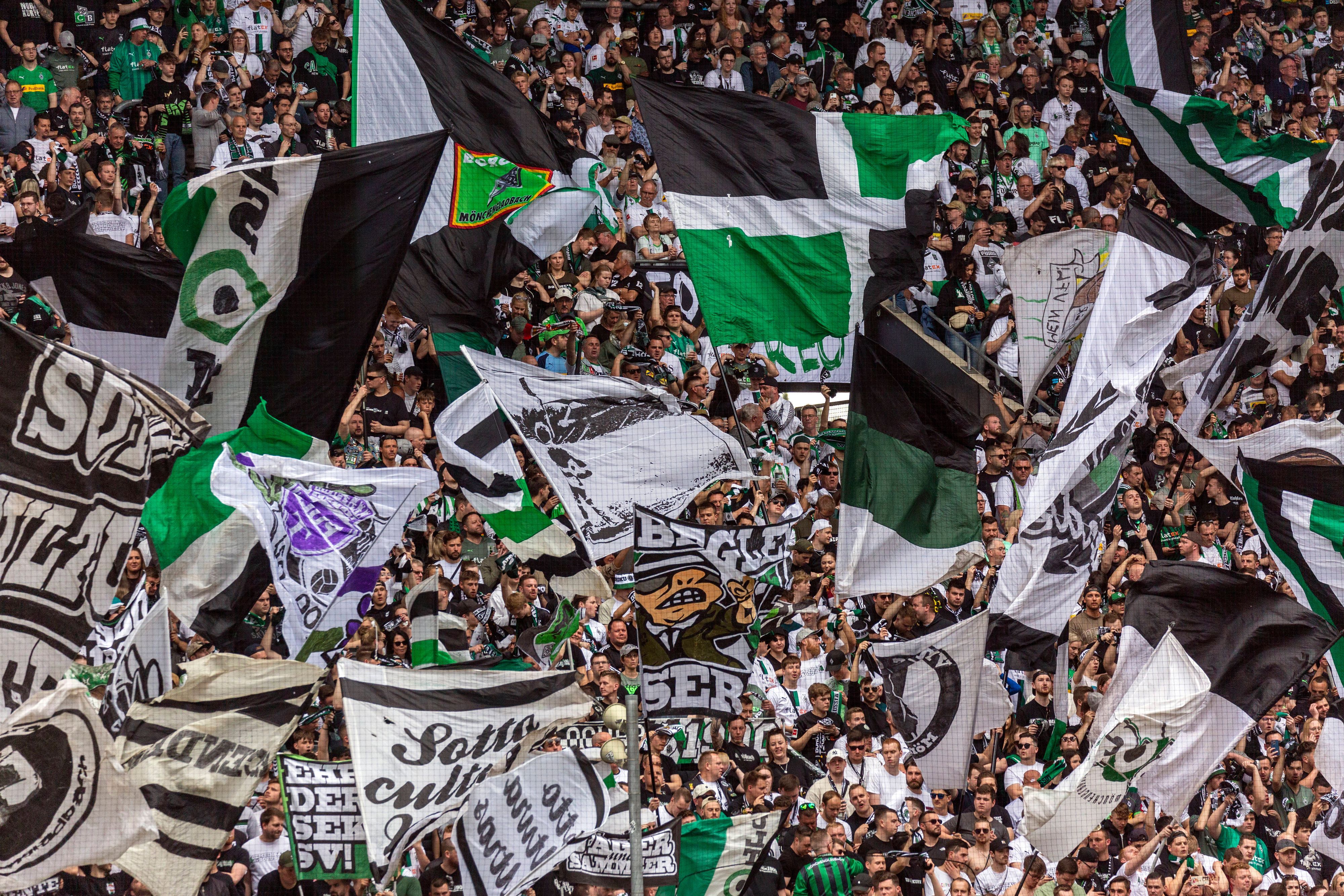 Borussia Mönchengladbach startet mit einem Auswärtsspiel beim FC Augsburg in die neue Bundesliga-Saison. Das Foto zeigt Fans in der Kurve am 6. Mai 2023 beim Spiel gegen den VfL Bochum.