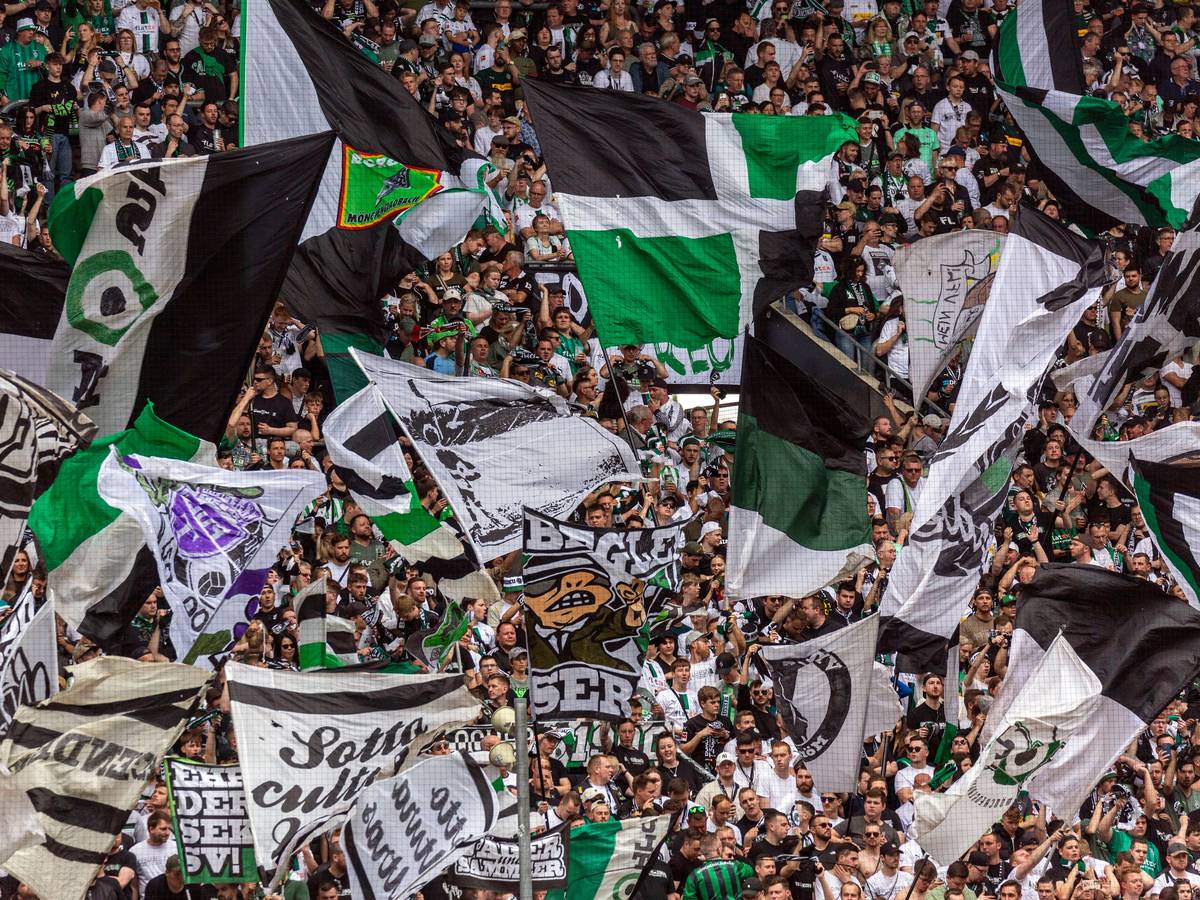Borussia Mönchengladbach startet mit einem Auswärtsspiel beim FC Augsburg in die neue Bundesliga-Saison. Das Foto zeigt Fans in der Kurve am 6. Mai 2023 beim Spiel gegen den VfL Bochum.