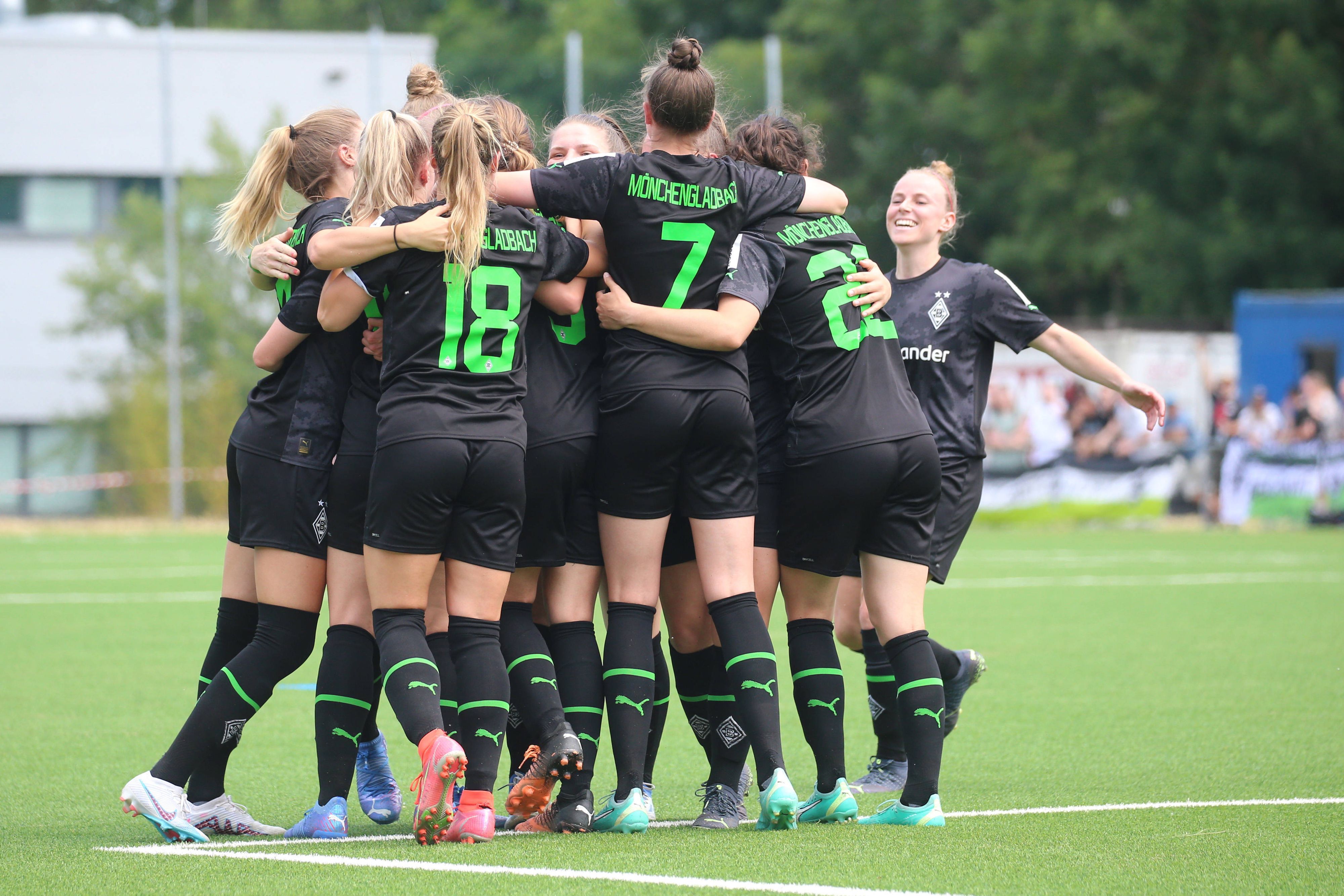 Die Frauenmannschaft von Borussia Mönchengladbach, hier beim Aufstieg am 11. Juni 2023, wissen seit Donnerstag (29. Juni 2023), gegen wen sie das erste Pflichtspiel der neuen Saison bestreiten werden.