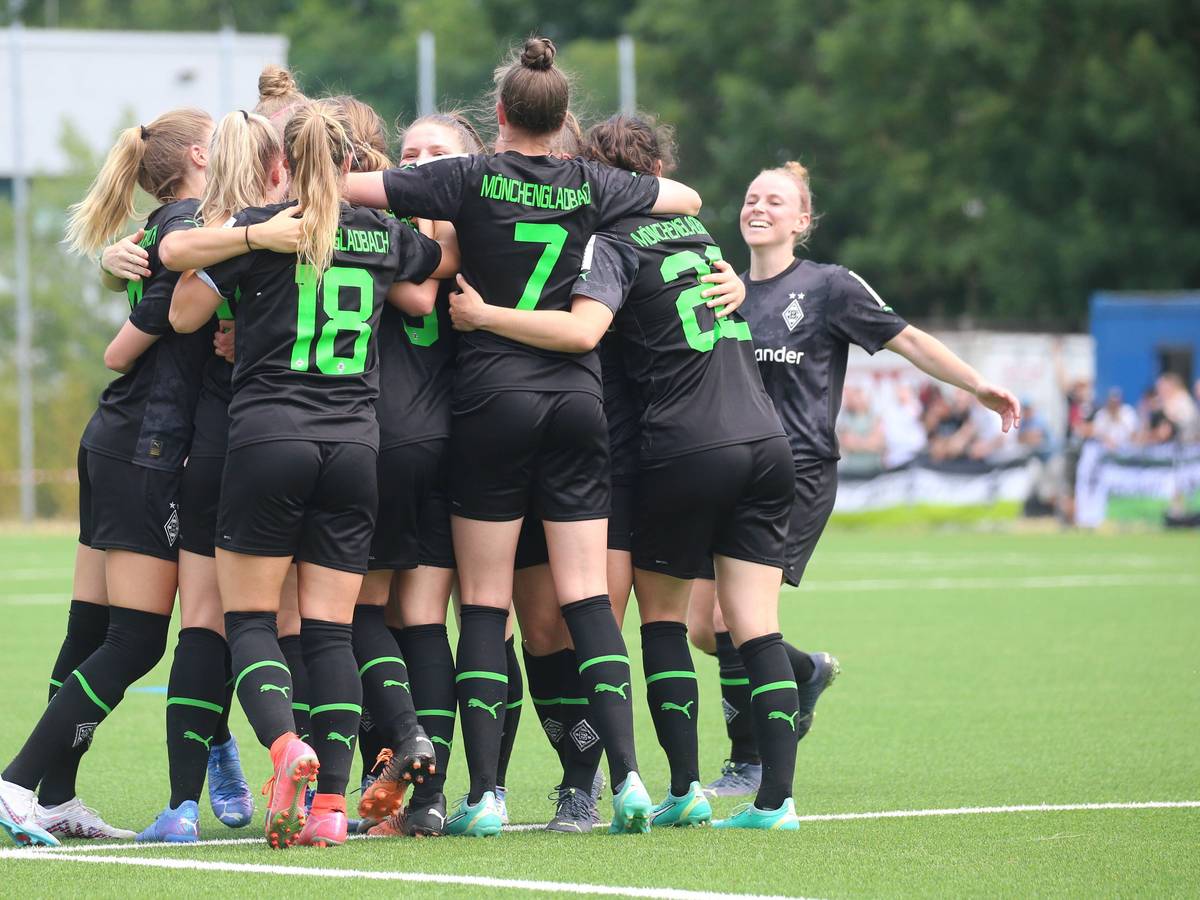 Die Frauen von Borussia Mönchengladbach bejubeln am 11. Juni 2023 den Zweitligaaufstieg in der Relegation bei der SV Elversberg.