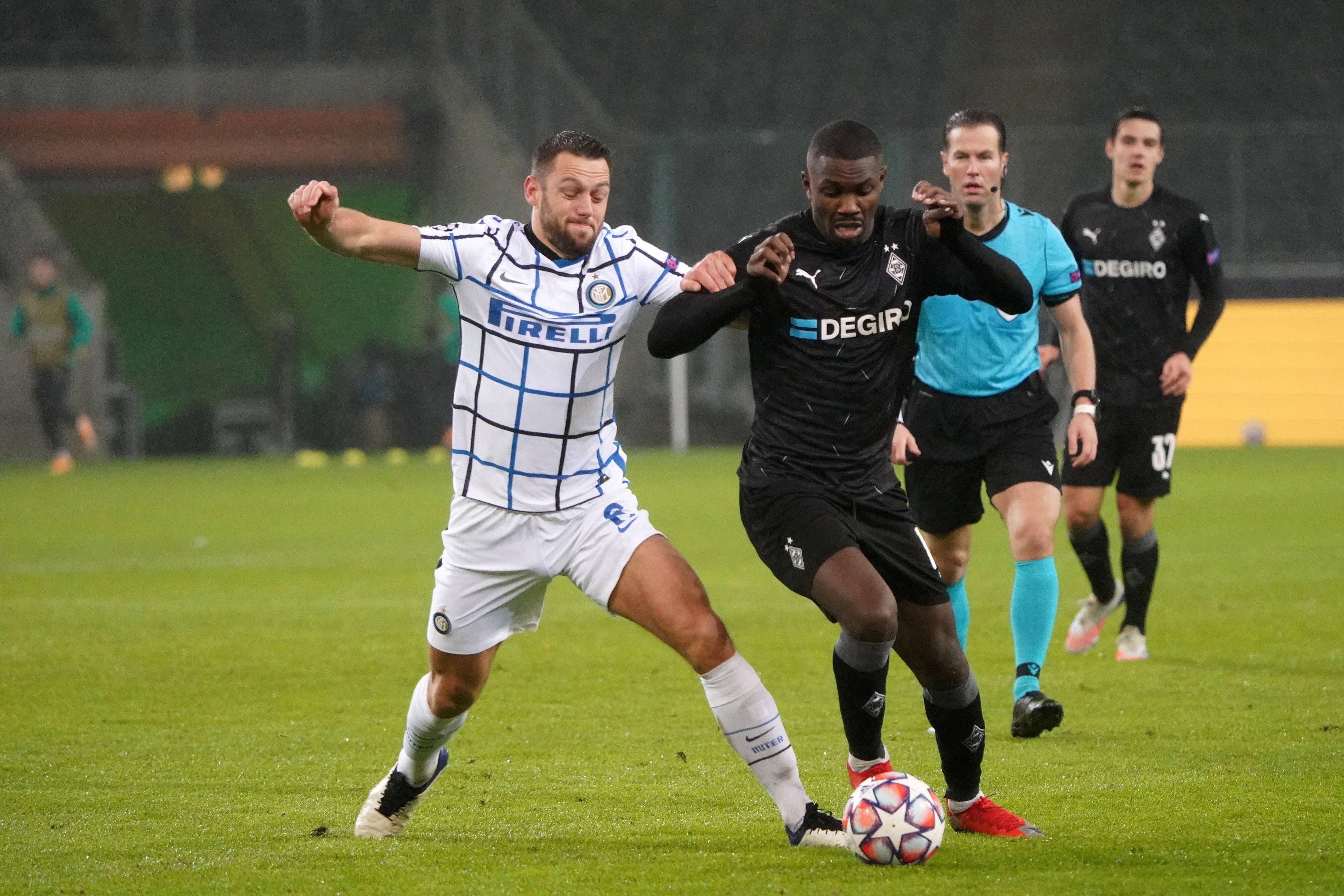 Marcus Thuram (r.) im Trikot von Borussia Mönchengladbach am 1. Dezember 2020 im Champions-League-Spiel gegen Stefan de Vrij von Inter Mailand.