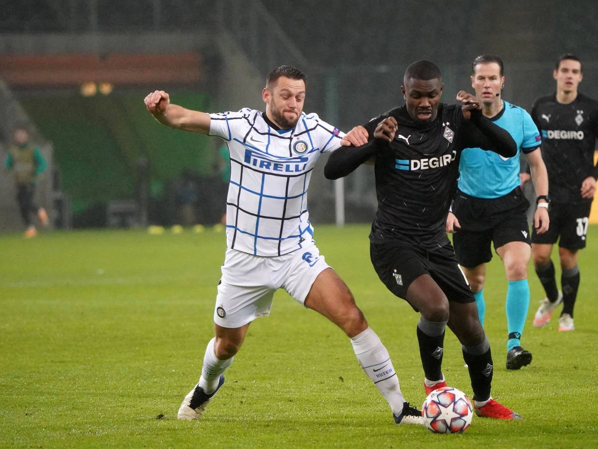Marcus Thuram (r.) im Trikot von Borussia Mönchengladbach am 1. Dezember 2020 im Champions-League-Spiel gegen Stefan de Vrij von Inter Mailand.