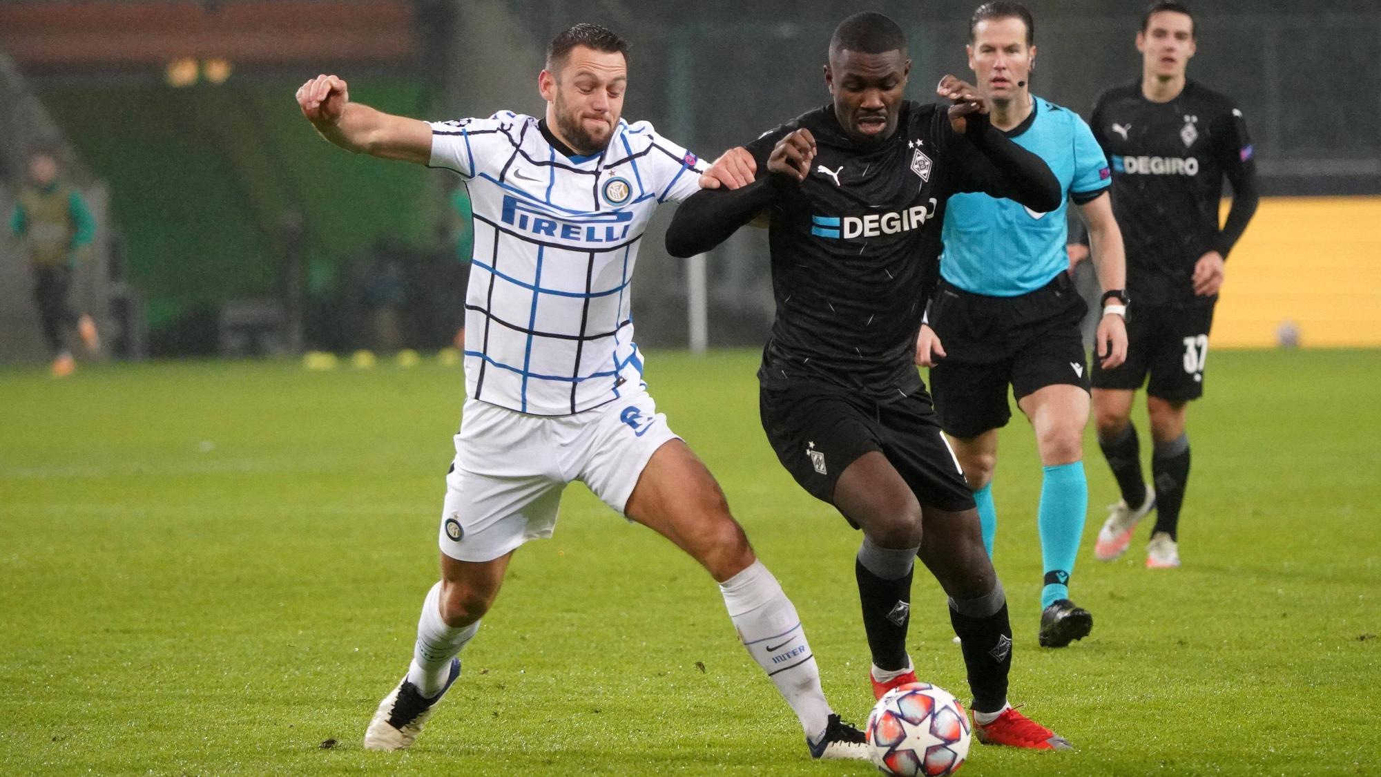 Marcus Thuram (r.) im Trikot von Borussia Mönchengladbach am 1. Dezember 2020 im Champions-League-Spiel gegen Stefan de Vrij von Inter Mailand.