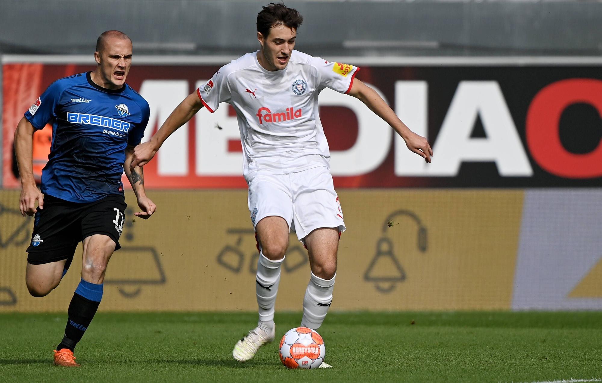 Marcel Benger am 25. September 2021 im Trikot von Holstein Kiel.