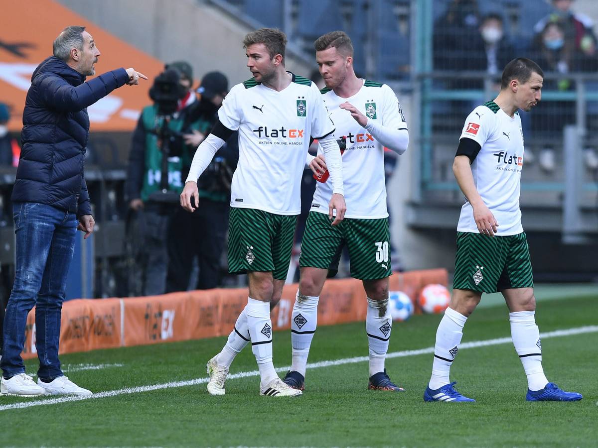 Adi Hütter (l.) gibt als Trainer von Borussia Mönchengladbach Anweisungen am Spielfeldrand an Christoph Kramer, Nico Elvedi und Stefan Lainer. Das Foto stammt vom Bundesliga-Heimspiel gegen den VfL Wolfsburg am 26. Februar 2022.