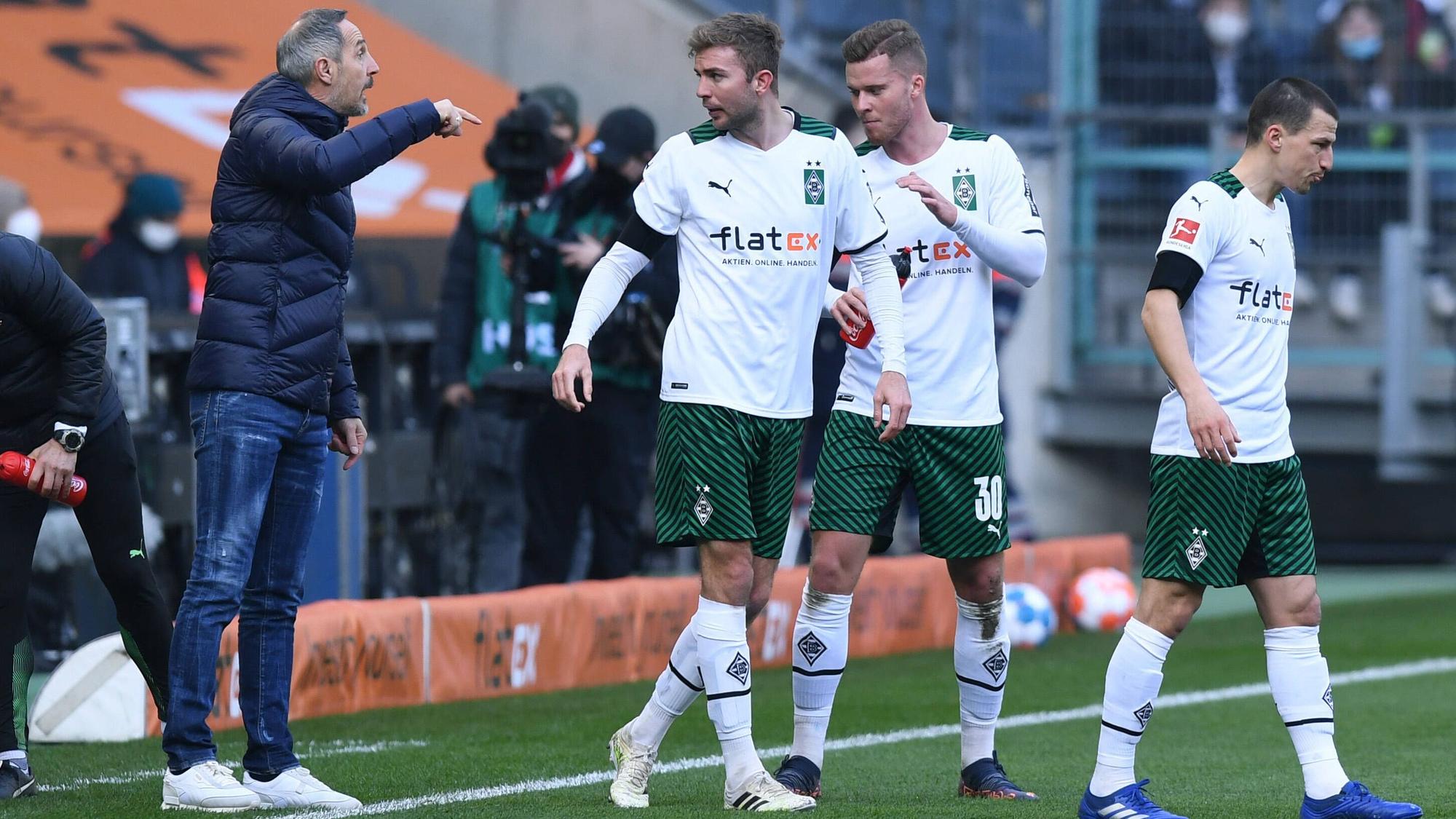 Adi Hütter (l.) gibt als Trainer von Borussia Mönchengladbach Anweisungen am Spielfeldrand an Christoph Kramer, Nico Elvedi und Stefan Lainer. Das Foto stammt vom Bundesliga-Heimspiel gegen den VfL Wolfsburg am 26. Februar 2022.